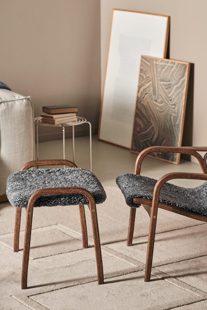 Lamino lenestol og fotskammel eik/saueskinn Special Edition, Rubio Monocoat Chocolate-Charcoal Swedese