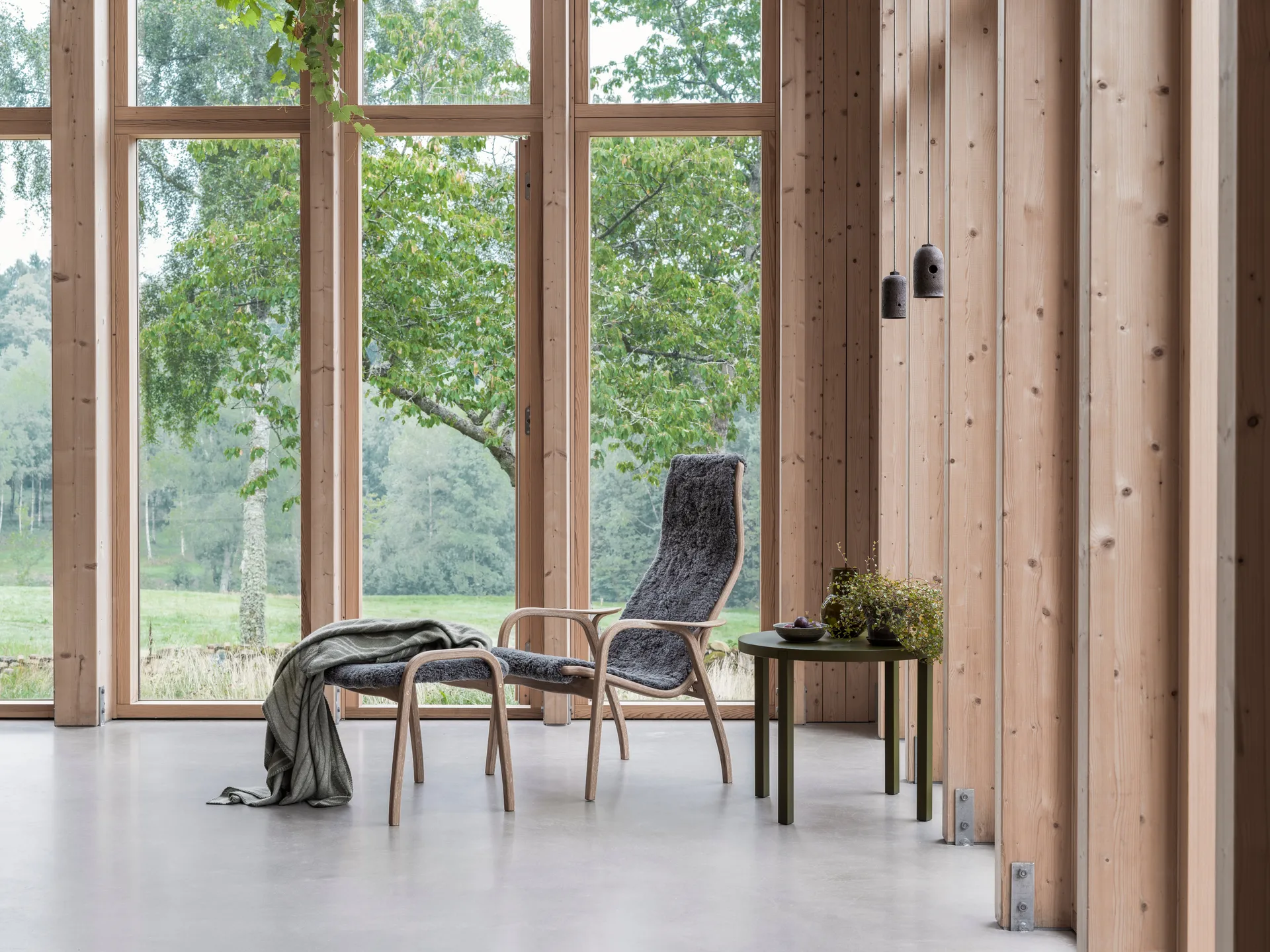 Lamino lenestol og fotskammel oljet eik/saueskinn, Moonlight (beige) Swedese