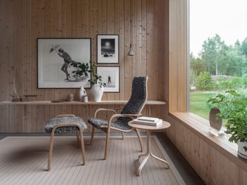 Lamino lenestol og fotskammel oljet eik/saueskinn - Sahara (nougatbrun) - Swedese