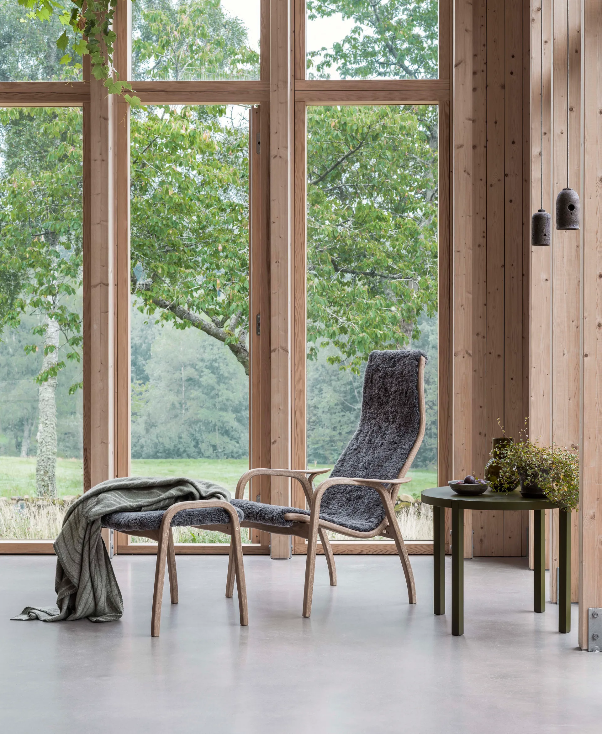 Lamino lenestol og fotskammel oljet eik/saueskinn, Scandinavian Grey (grå) Swedese