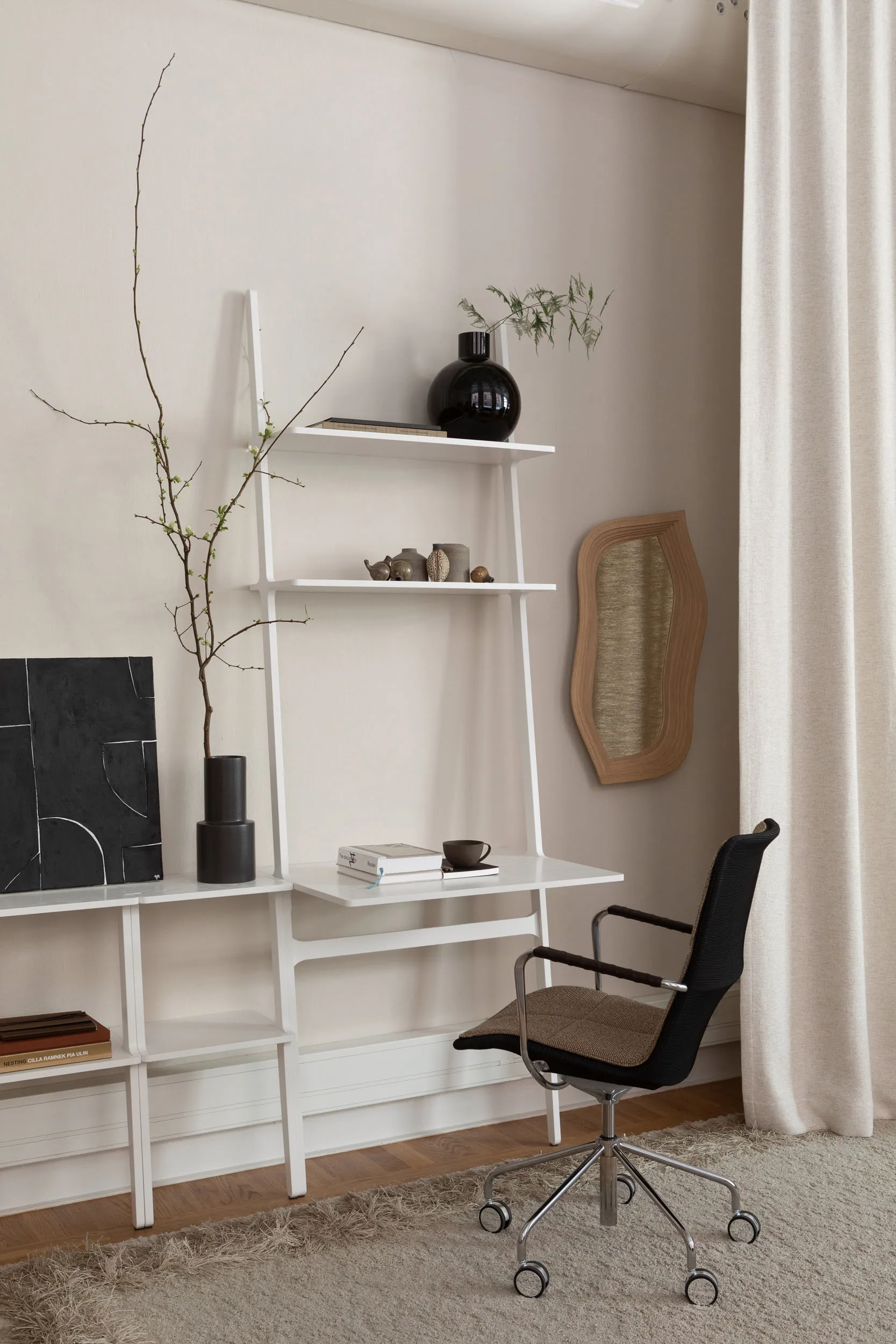 Libri skrivebord, Hvitlasert ask Swedese