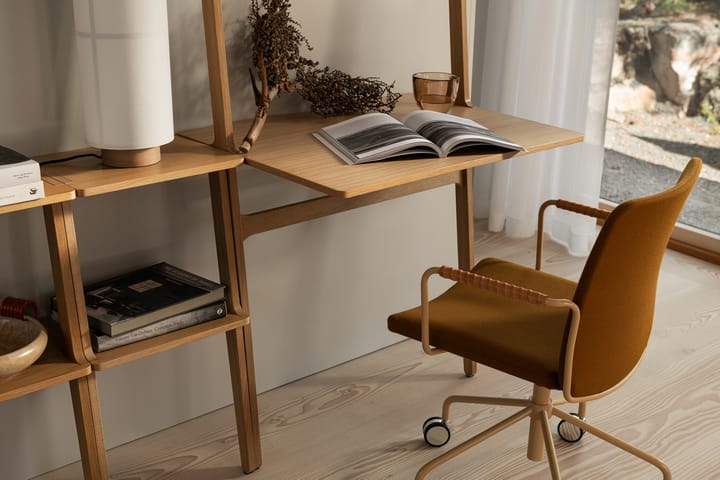 Libri skrivebord, Lakkert eik Swedese