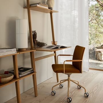 Stella kontorstol, kan heves/senkes ved å vippe den - skinn elmosoft 99999 sort, kromstativ, skinntrukkede armlener, svikt i ryggen - Swedese