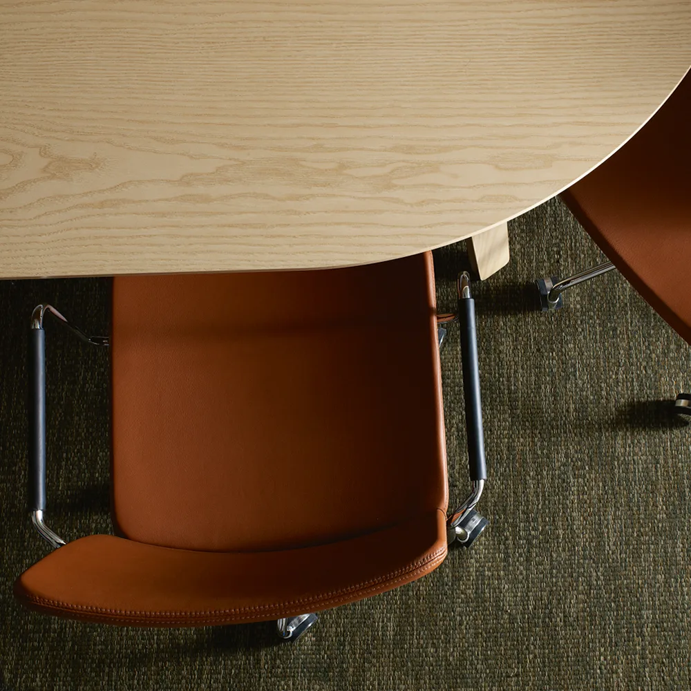 Stella kontorstol, kan heves/senkes ved å vippe den, skinn elmosoft 99999 sort, kromstativ, skinntrukkede armlener, svikt i ryggen Swedese