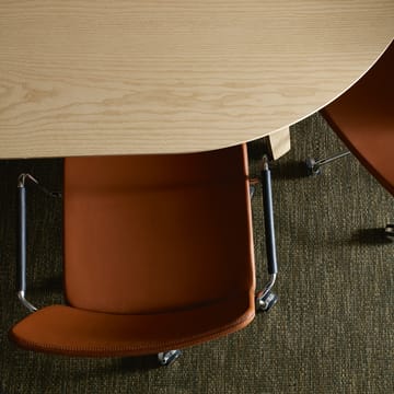 Stella kontorstol, kan heves/senkes ved å vippe den - skinn elmosoft 99999 sort, kromstativ, skinntrukkede armlener, svikt i ryggen - Swedese
