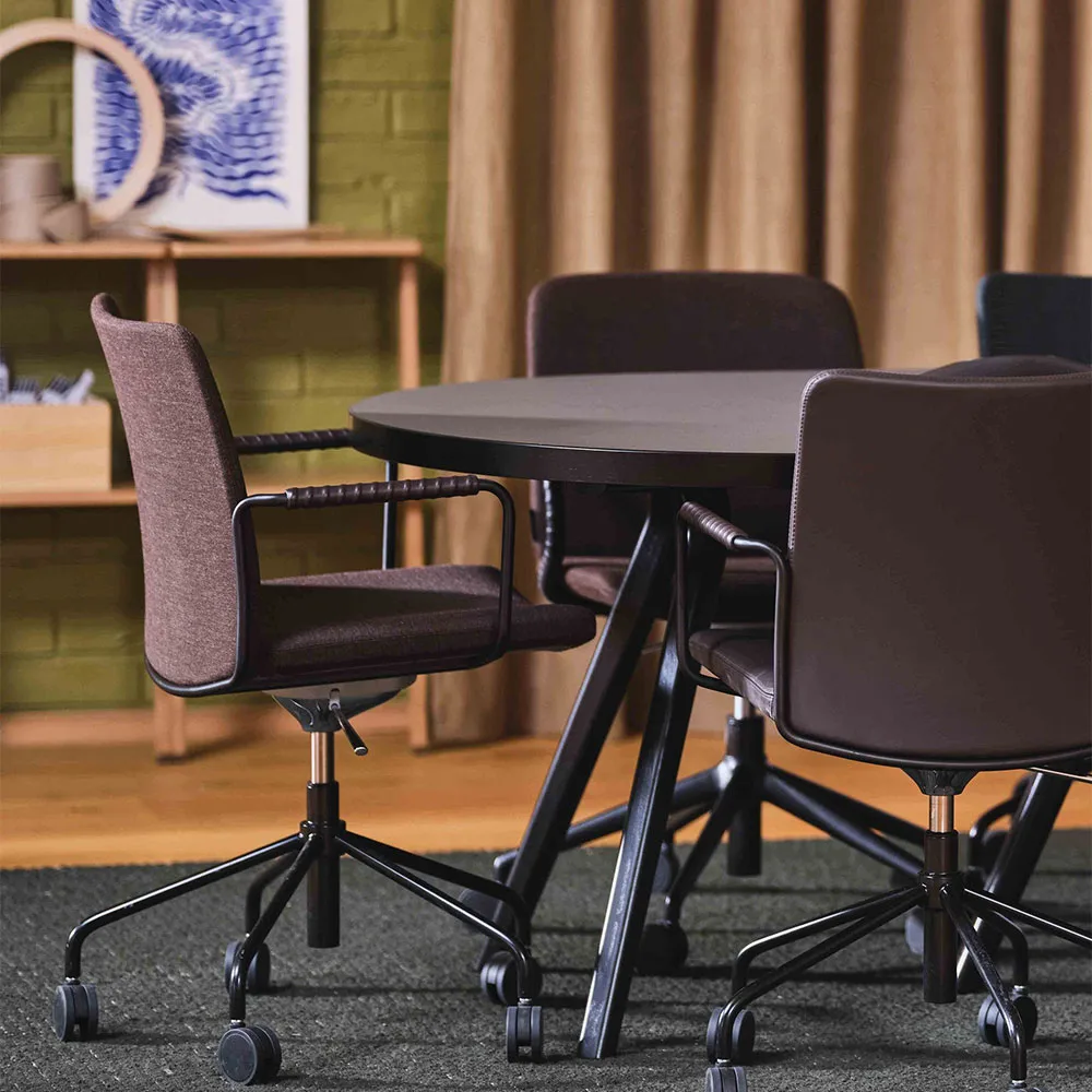 Stella kontorstol, kan heves/senkes ved å vippe den, skinn elmosoft 99999 sort, kromstativ, svikt i ryggen Swedese