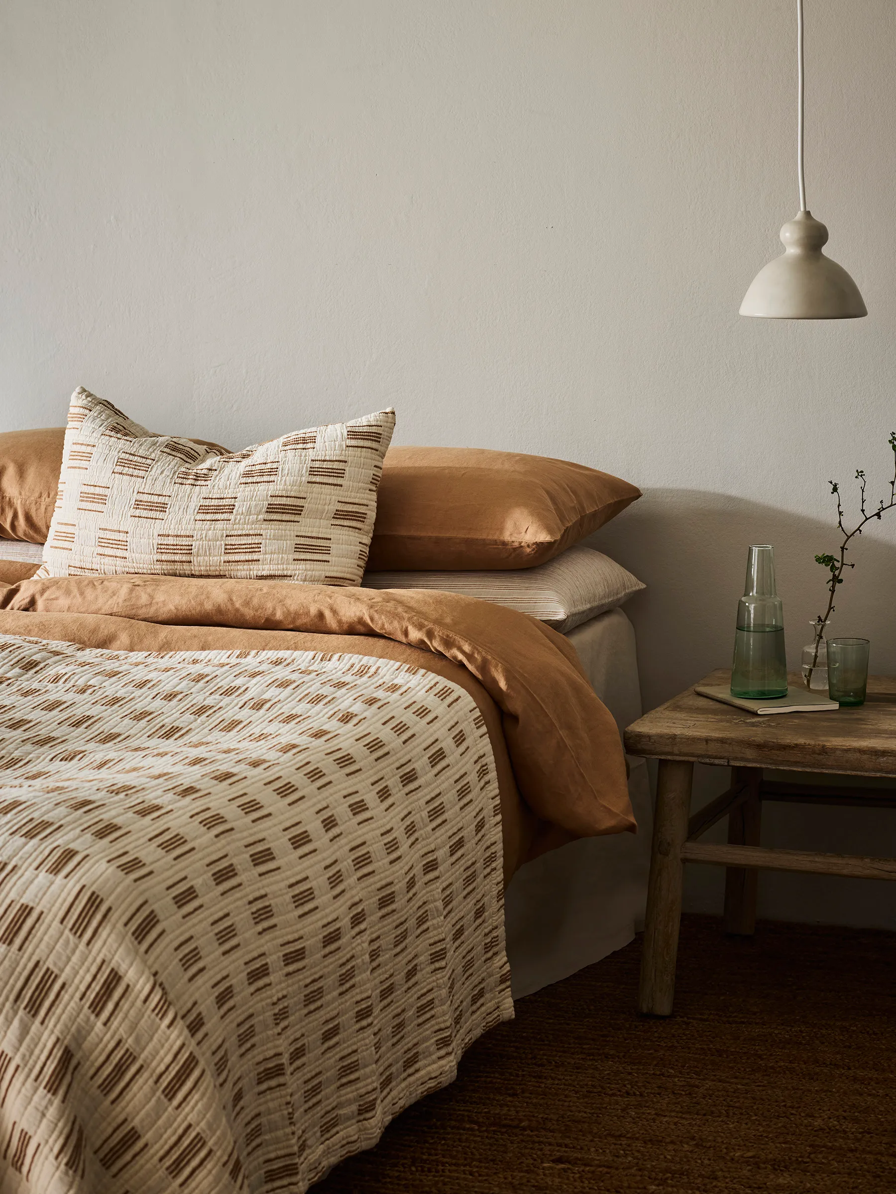 Julien sengeteppe 180x260 cm, Off-white-rustrød Tell Me More