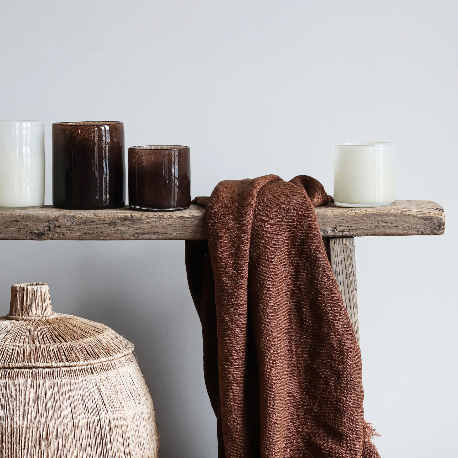 Lyric lysholder S, Linen (hvit) Tell Me More