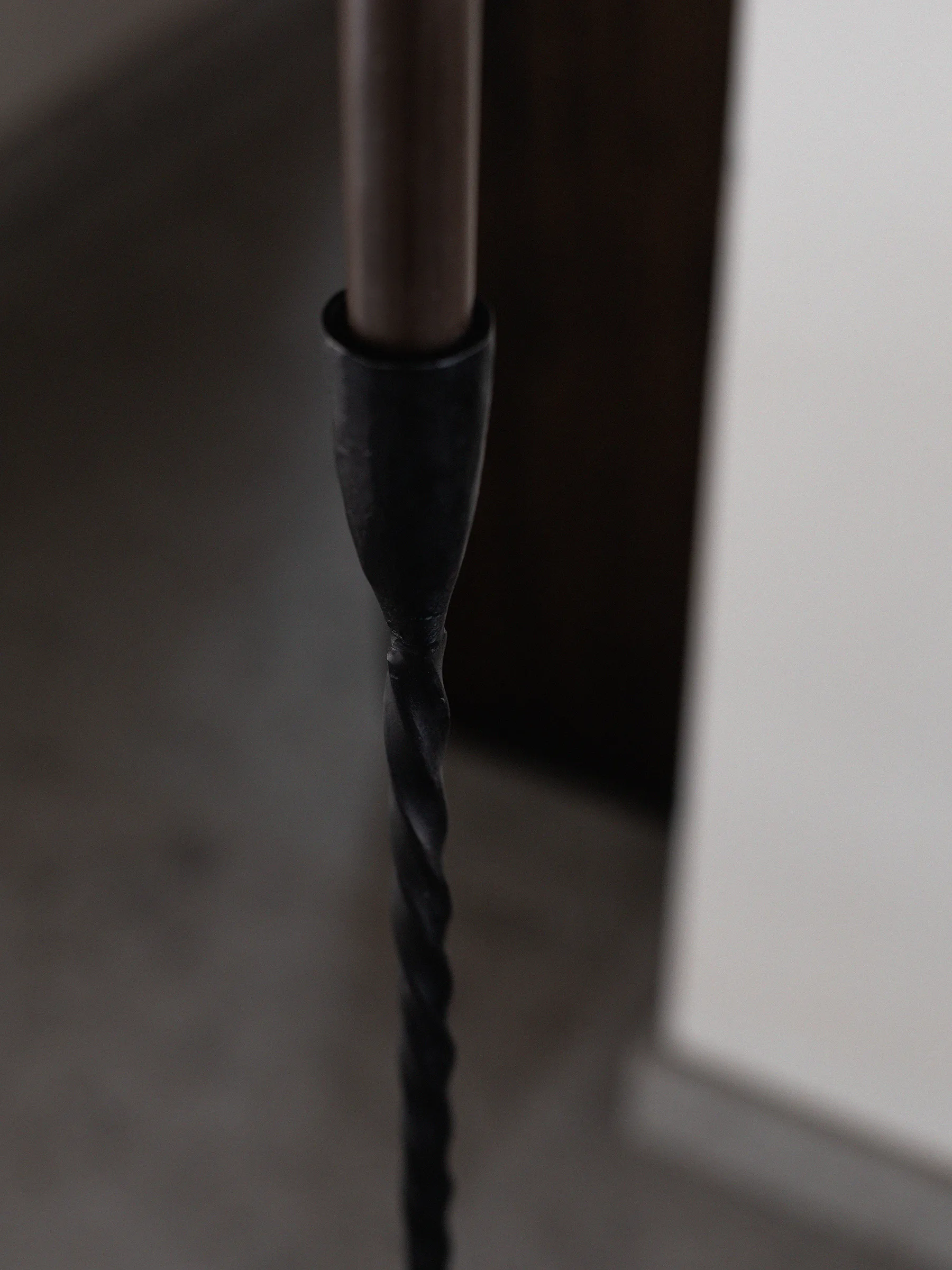 Twist gulvlysestake 80 cm, Svart Tell Me More