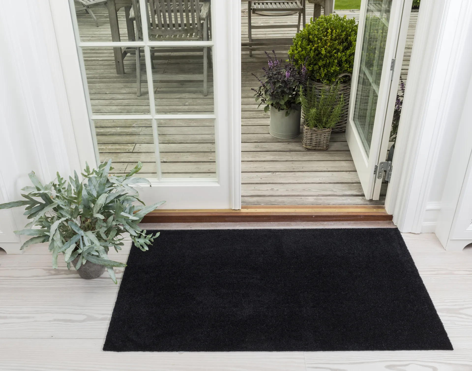 Unicolor entréteppe, Black, 67 x 120 cm tica copenhagen