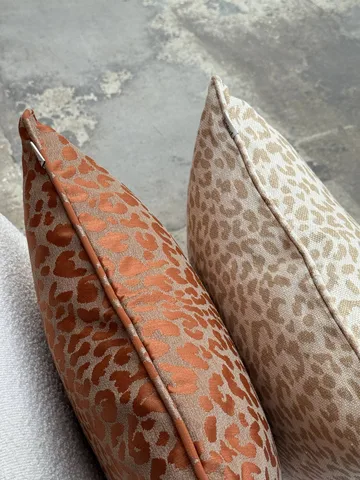 Norell pyntepute - Leopard beige-off white, 50x50 cm - Tinted