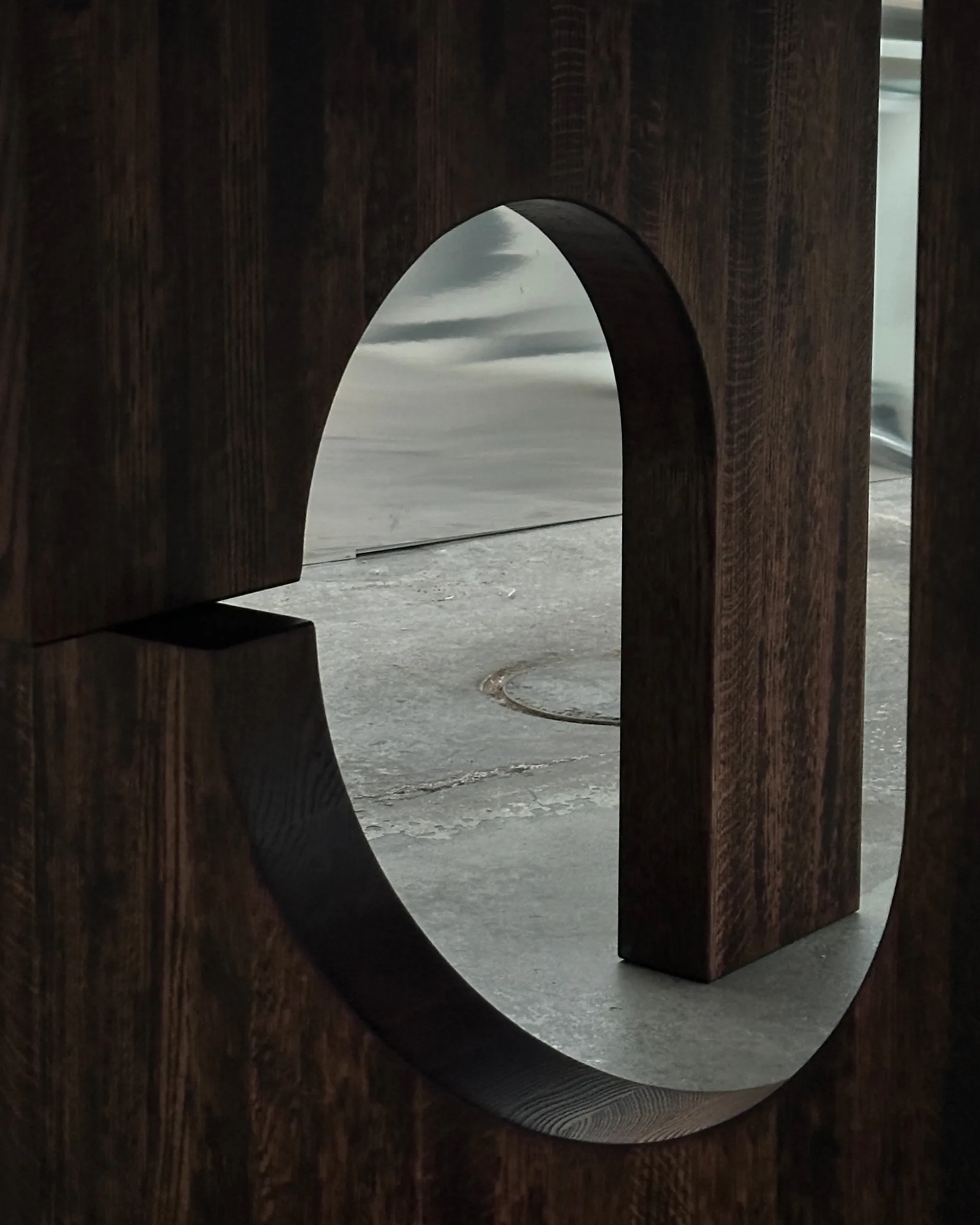 Sanders spisebord Ø160 cm, Mørkbeiset valnøtt
 Tinted