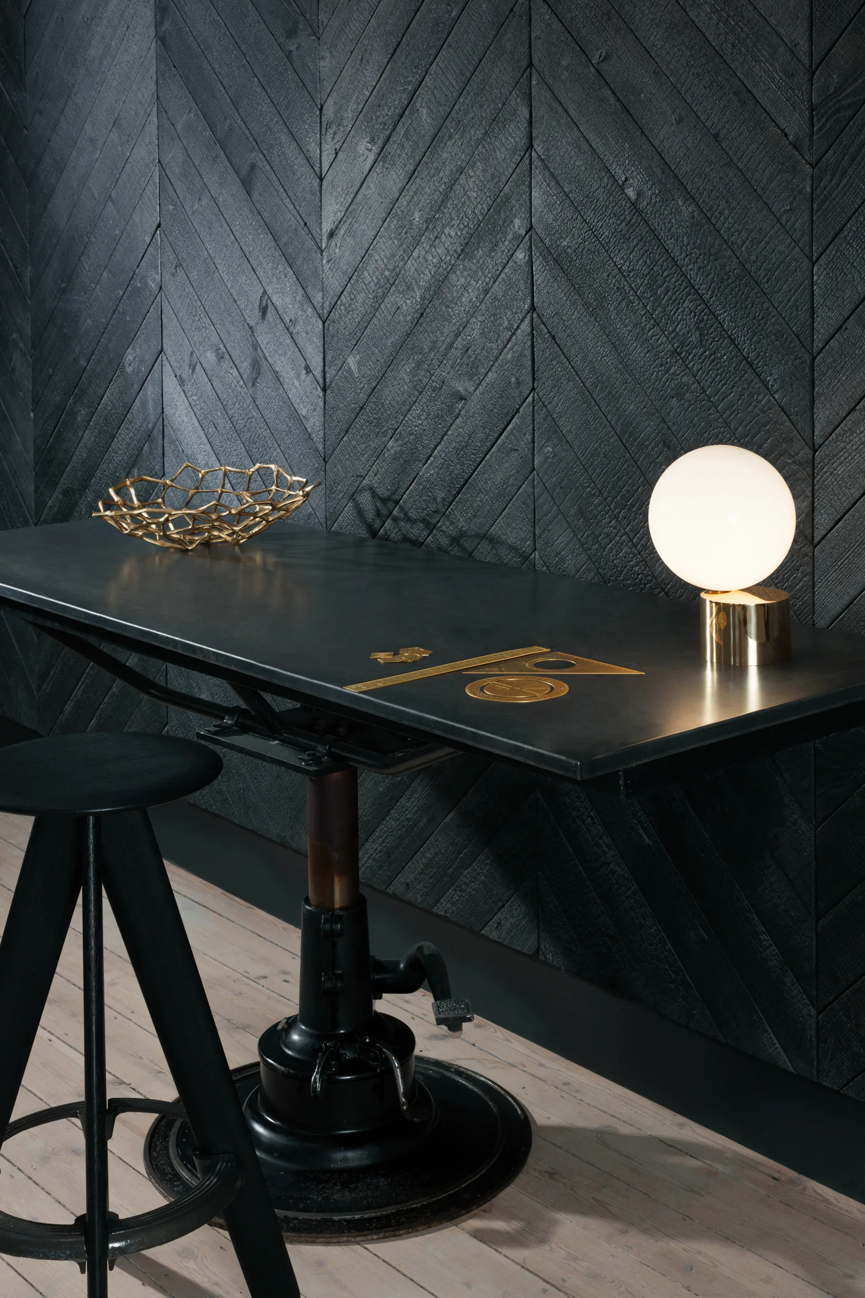 Slab rund barkrakk 76 cm, Black oak Tom Dixon