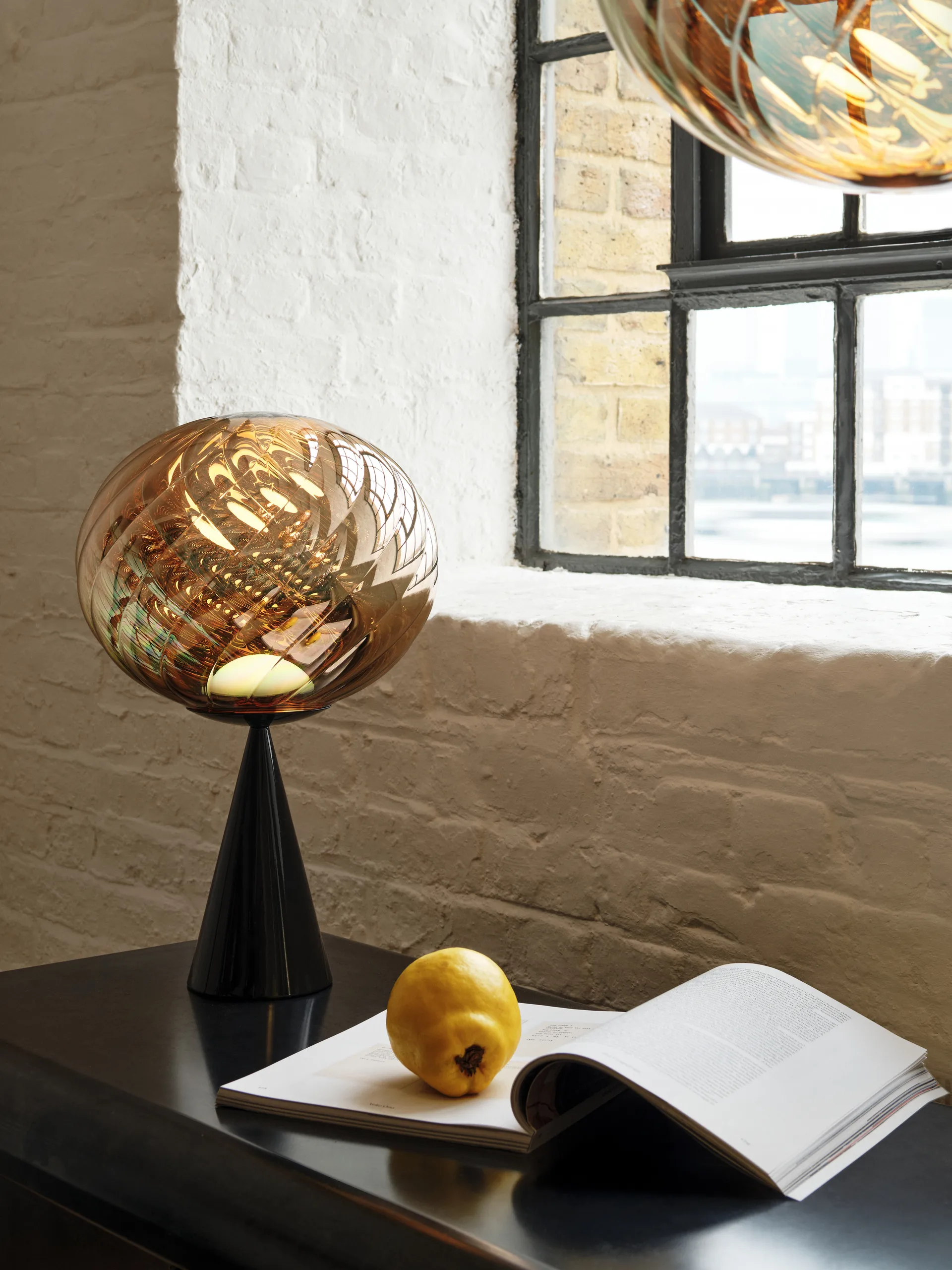 Whirl cone fat bordlampe, Gold-black Tom Dixon