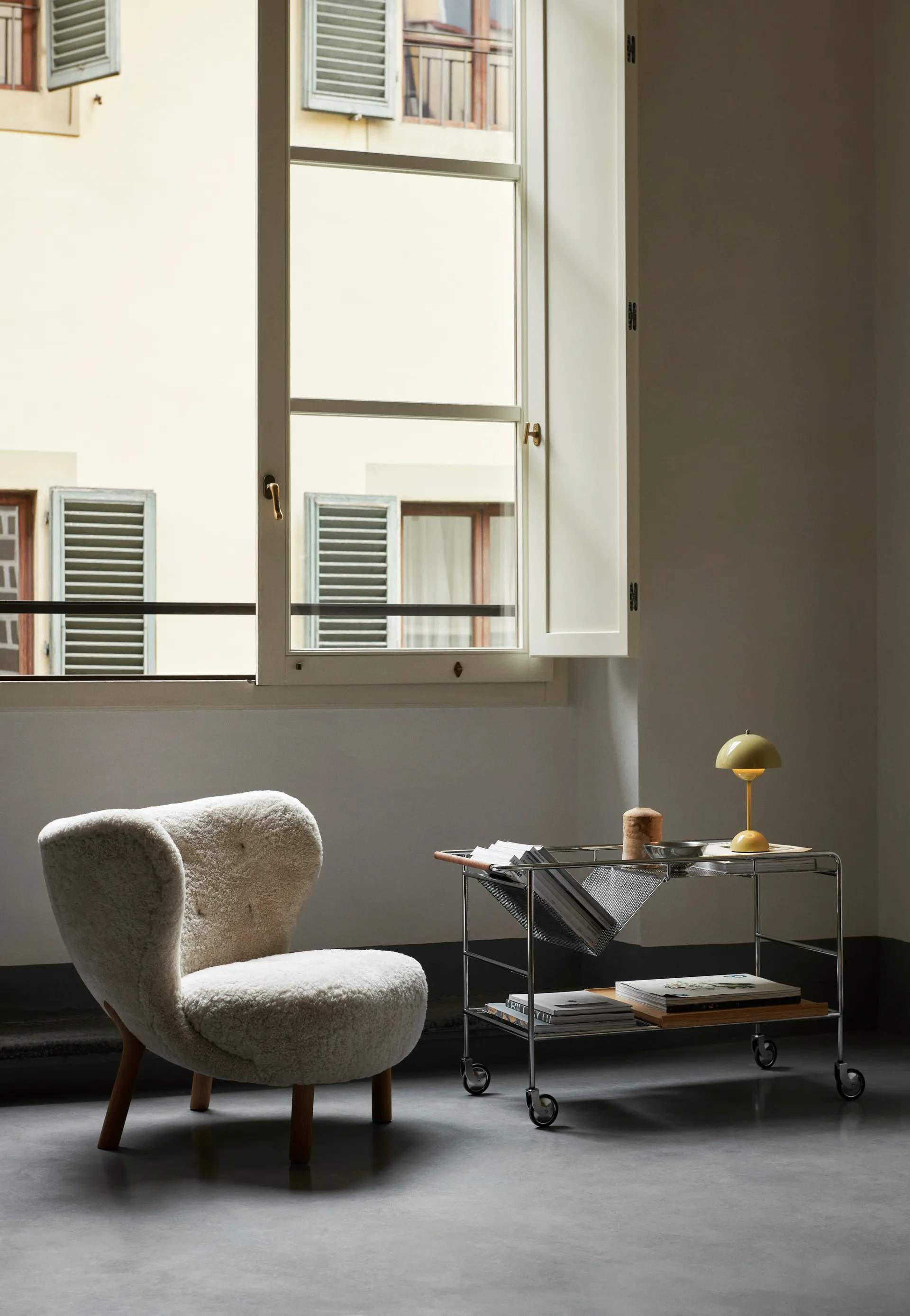 Alima oppbevaringsvogn lakkert eik, Chrome & lacquered oak &Tradition