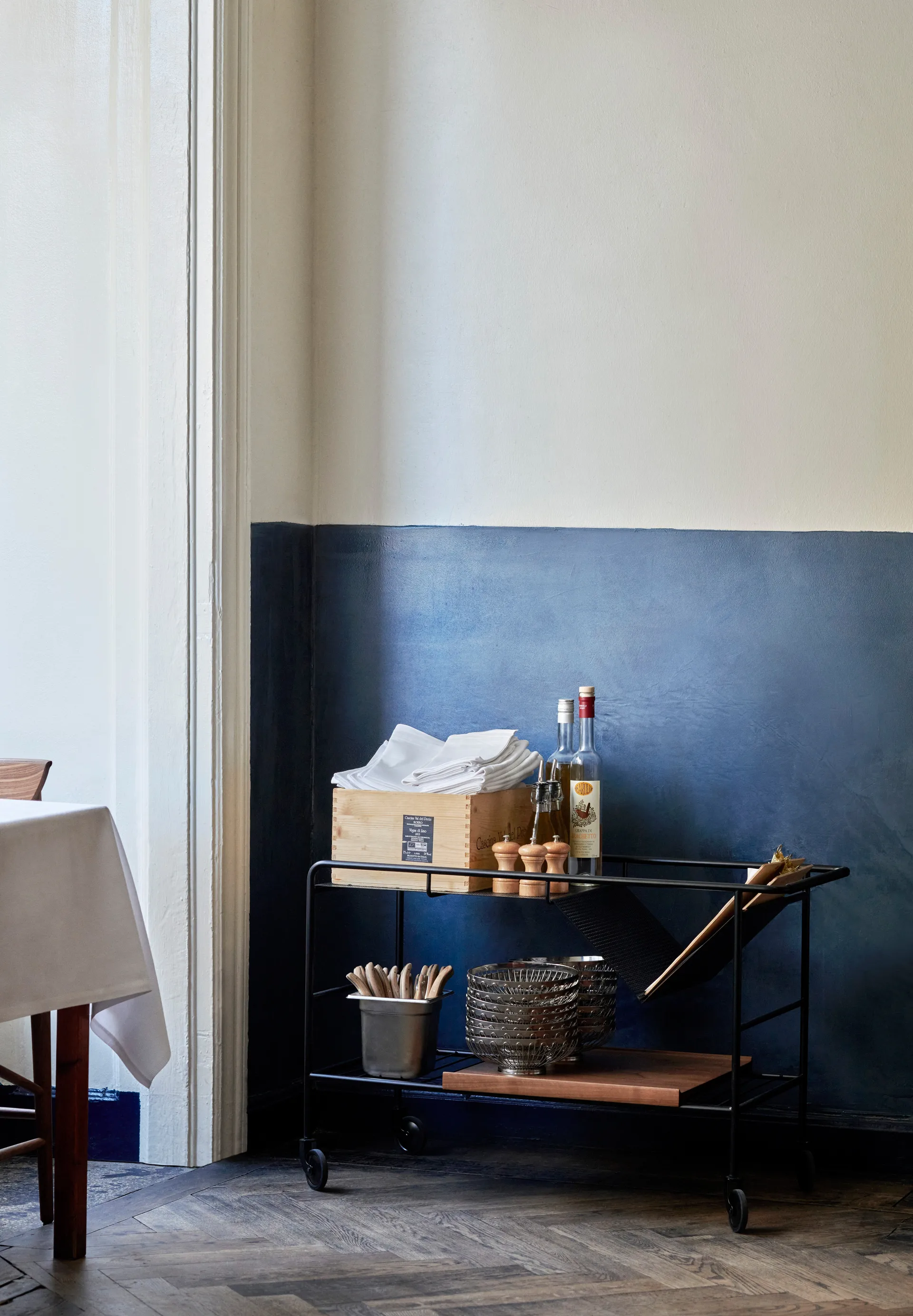 Alima oppbevaringsvogn lakkert valnøtt, Black & lacquered walnut &Tradition