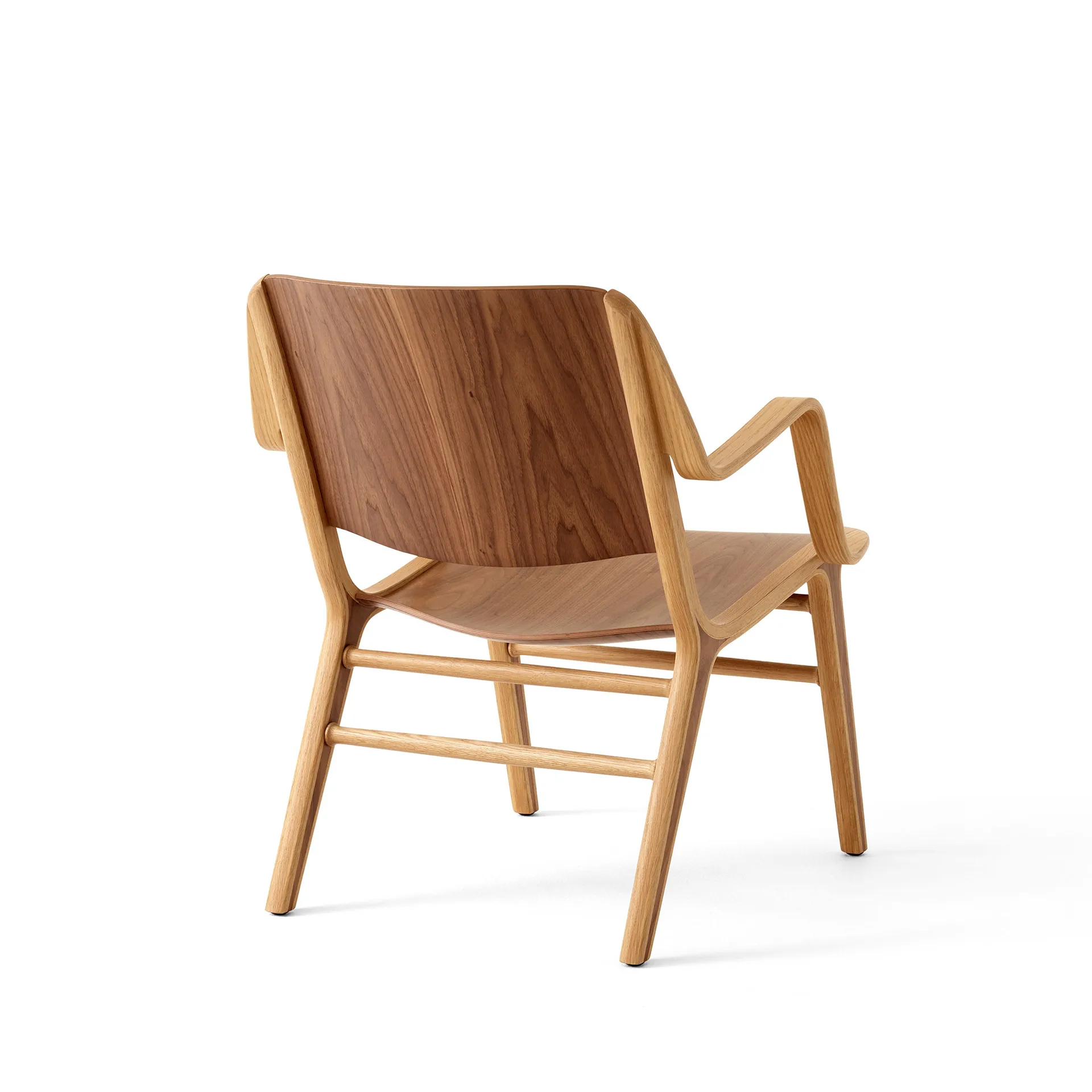 AX HM11 Lounge Chair med armlener, Walnut-oak &Tradition
