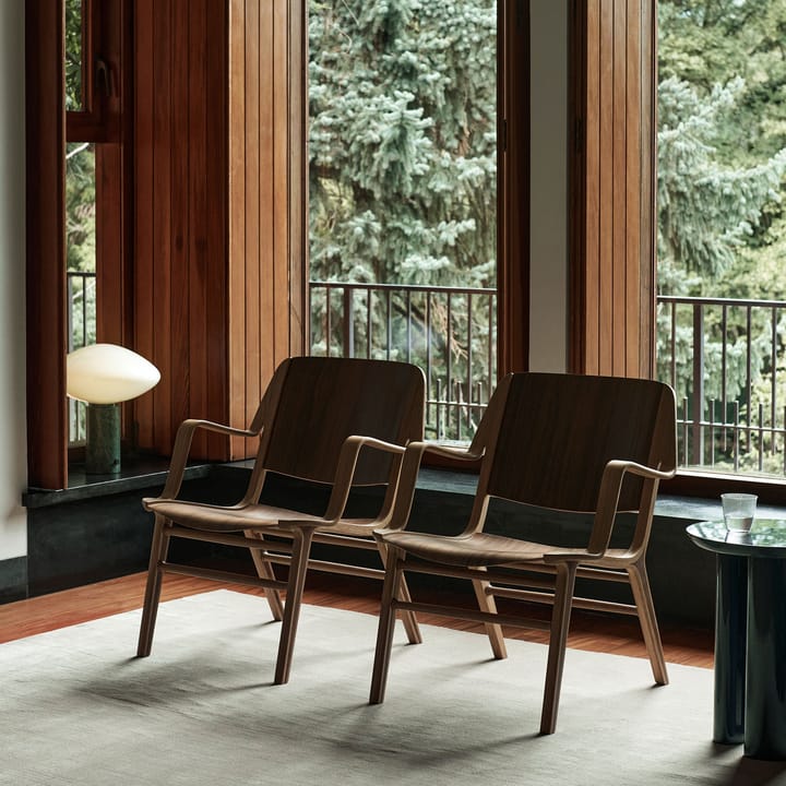 AX HM11 Lounge Chair med armlener, Walnut-oak &Tradition