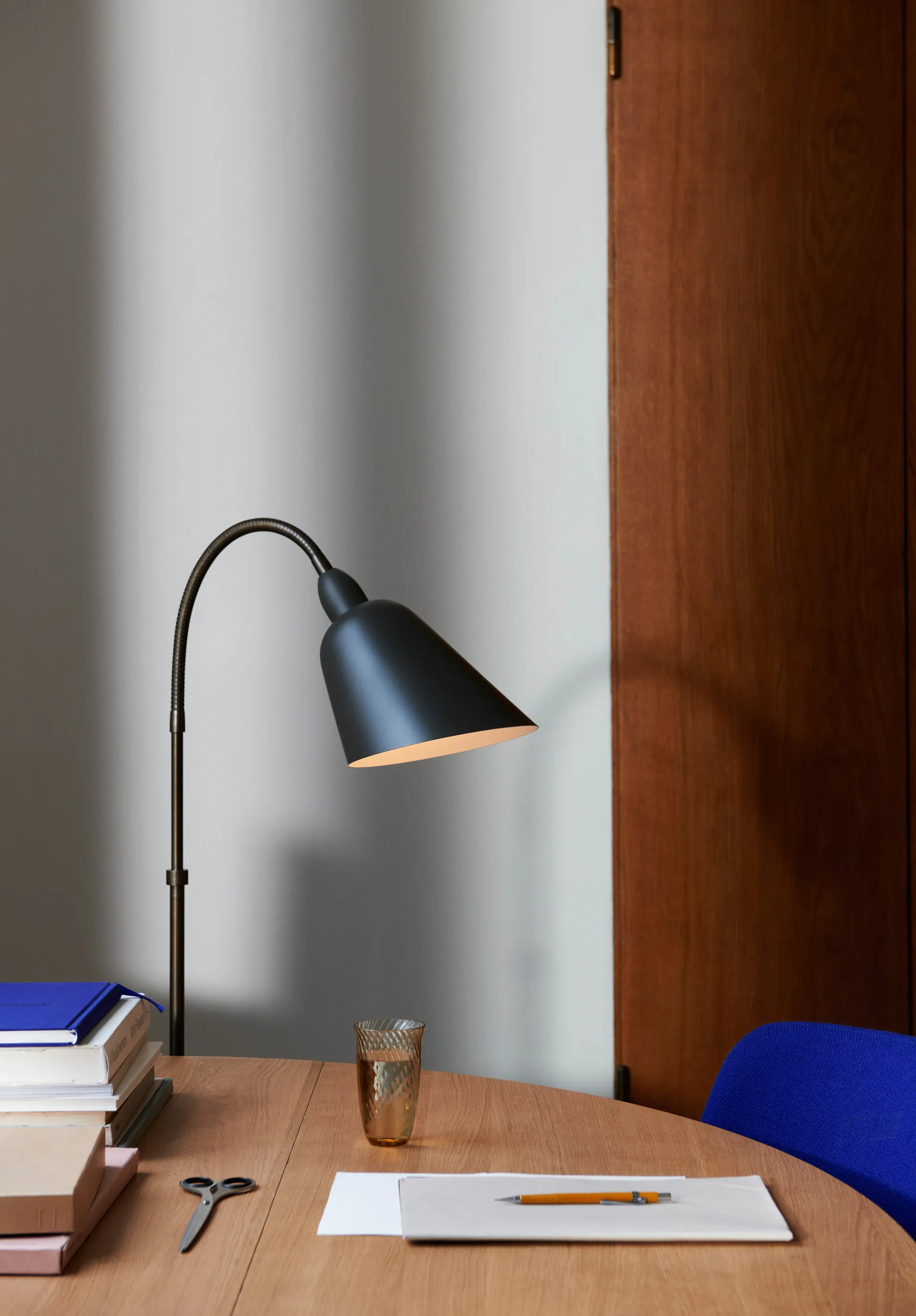 Bellevue AJ7 stålampe Anniversary Edition, Stone grey-bronzed brass &Tradition