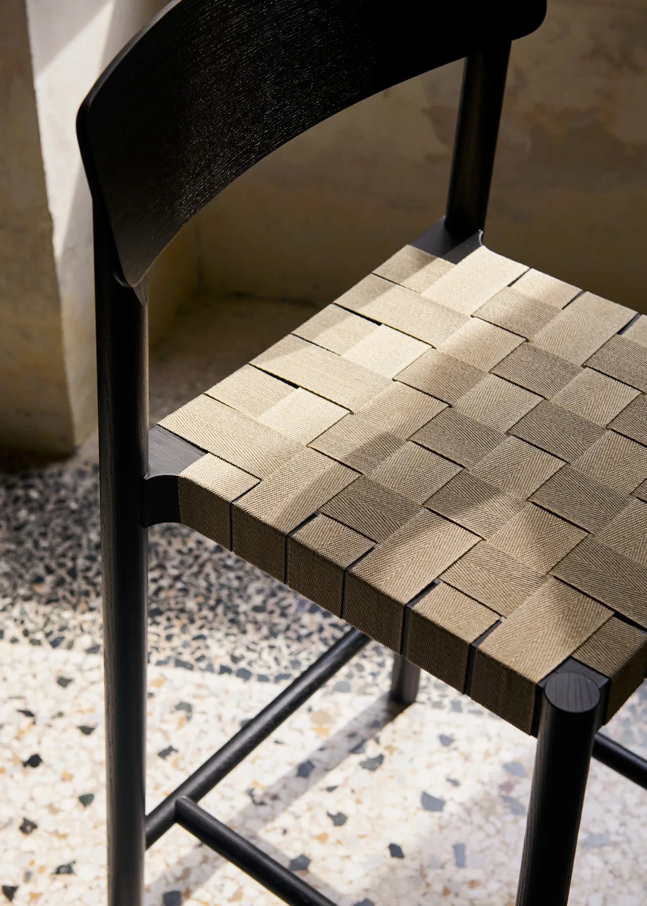 Betty TK12 Counter Chair barkrakk 65 cm, Naturfarget lin-svartlakkert ask &Tradition