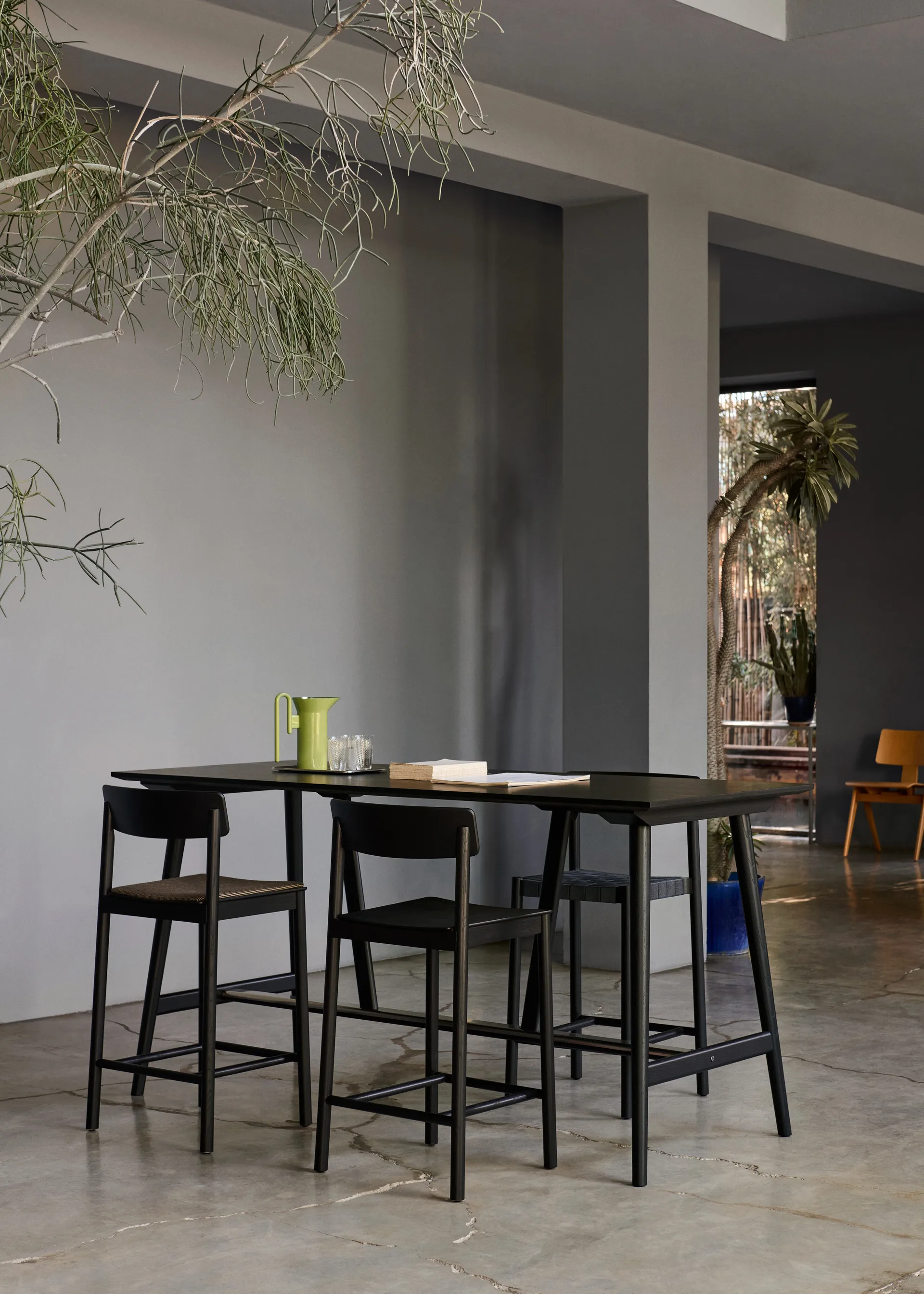 Betty TK13 Counter Chair barkrakk 65 cm, Røkt eik &Tradition