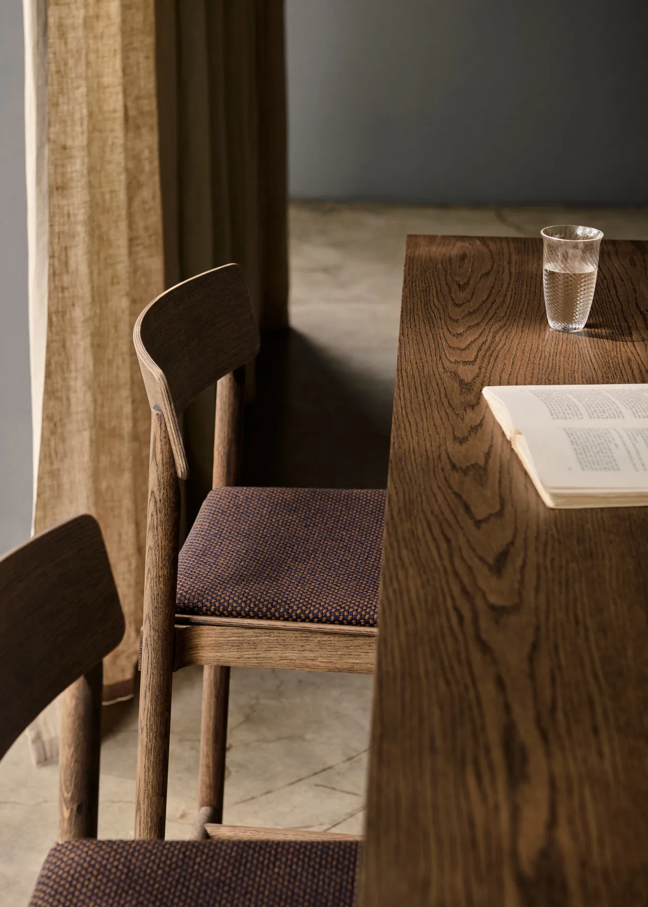 Betty TK14 Counter Chair barkrakk 65 cm, Sisu 0785-røkt eik &Tradition