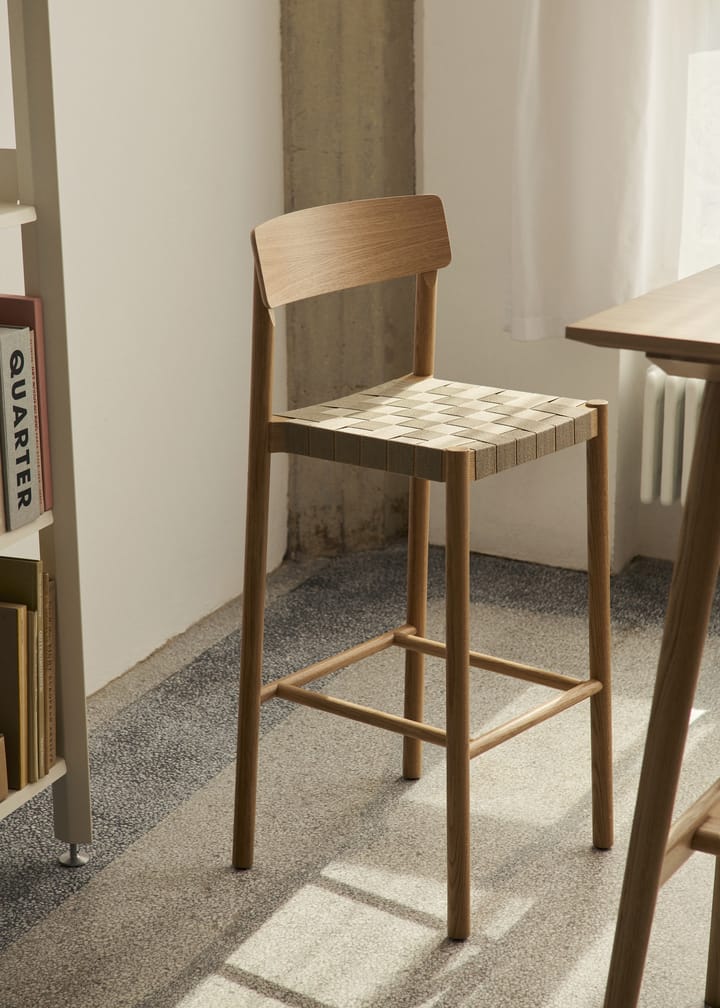 Betty TK15 Bar Chair barkrakk 75 cm, Røkt eik-naturfarget lin &Tradition
