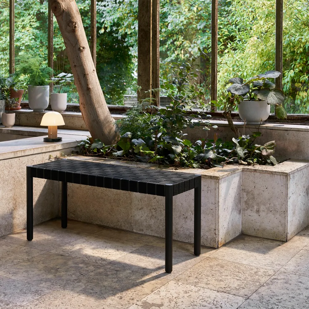 Betty TK4 benk, Black, naturflettet linstråsete &Tradition