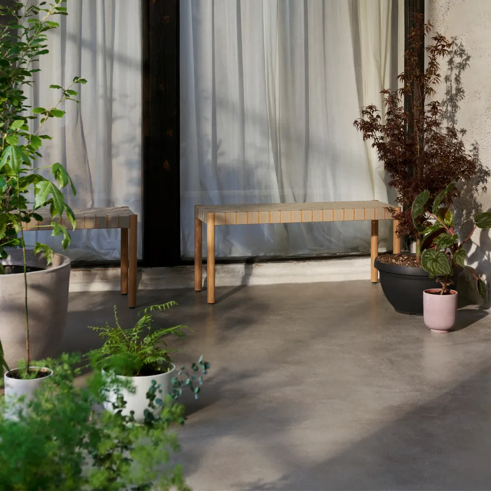 Betty TK4 benk, Black, naturflettet linstråsete &Tradition