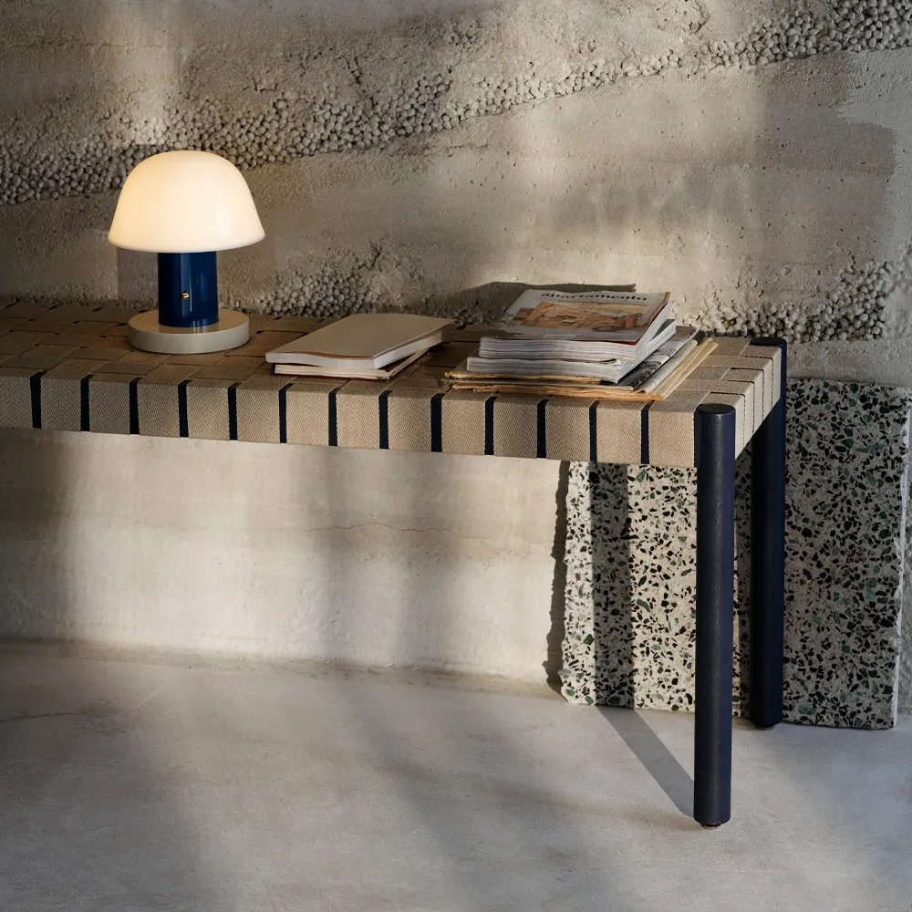 Betty TK4 benk, Black, naturflettet linstråsete &Tradition