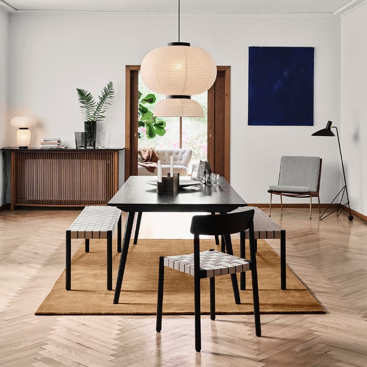 Betty TK5 benk, Black, naturflettet linstråsete &Tradition