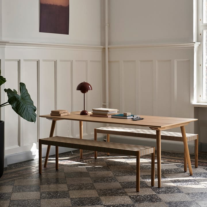 Betty TK5 benk, Black, naturflettet linstråsete &Tradition