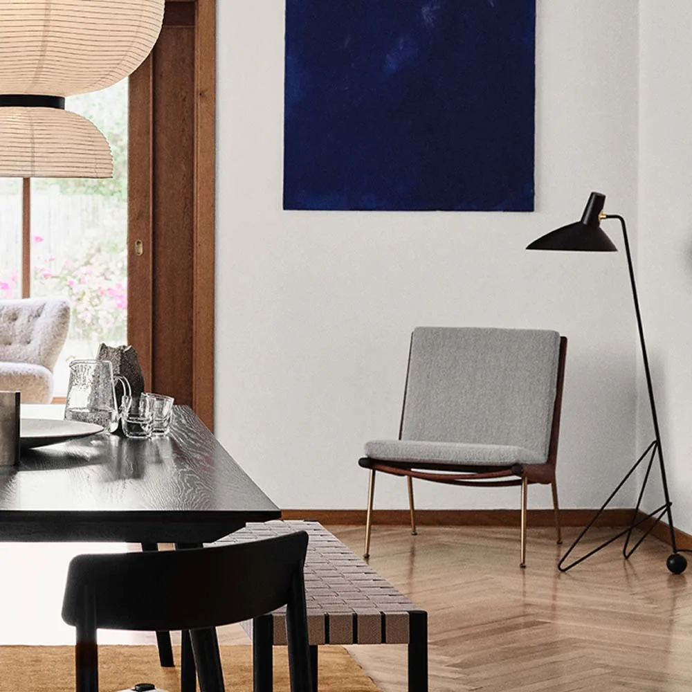 Boomerang HM1 lenestol, Karakorum 003 beige-oljede valnøttben &Tradition