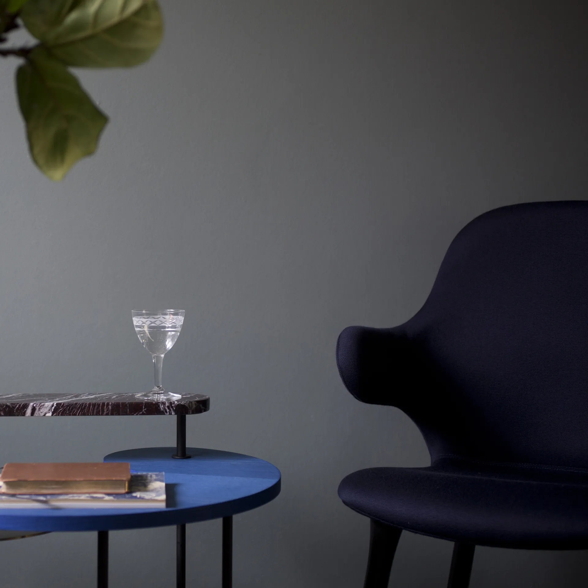 Catch JH1 stol, Balder 782 dark blue-eik røykoljet &Tradition