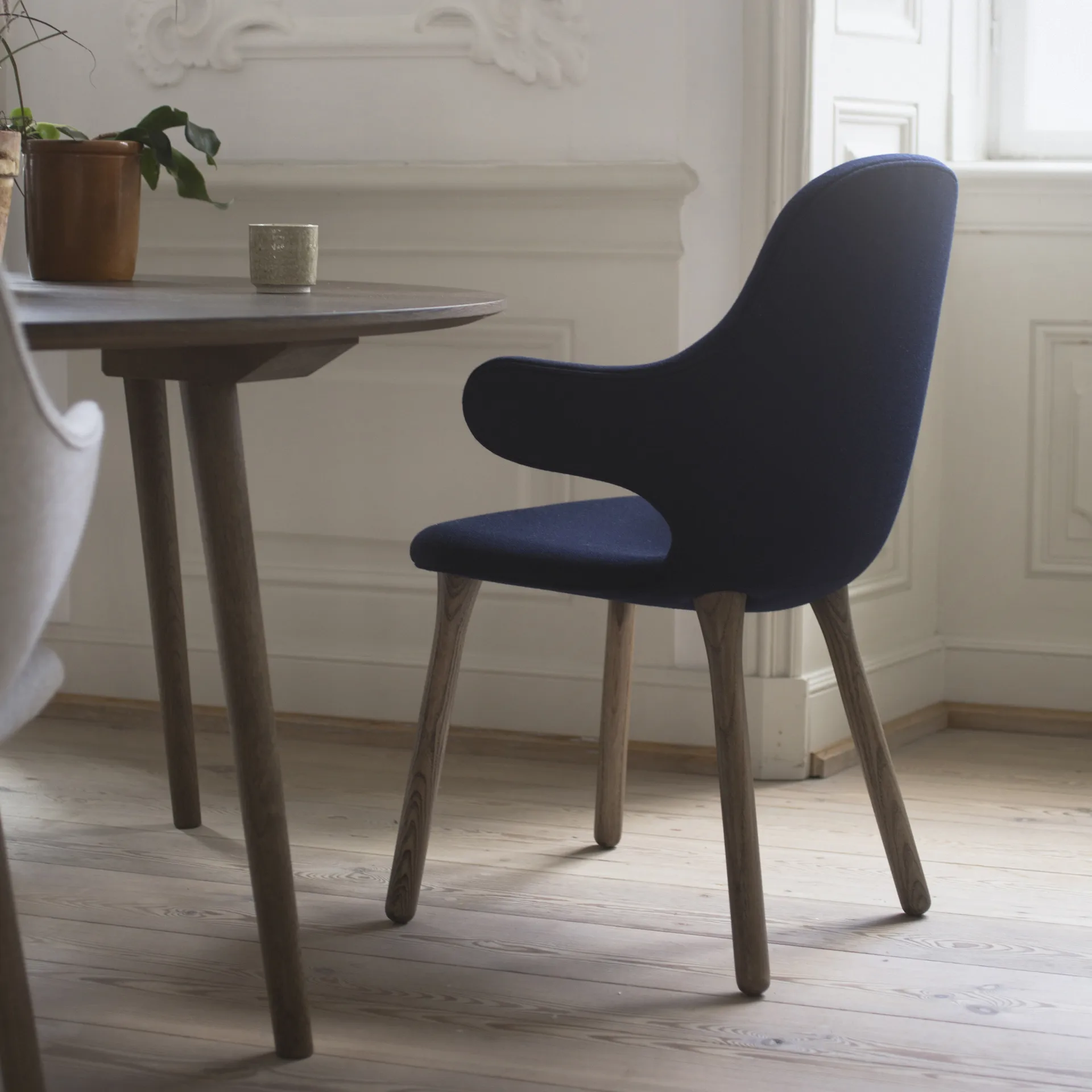 Catch JH1 stol, Balder 782 dark blue-eik røykoljet &Tradition