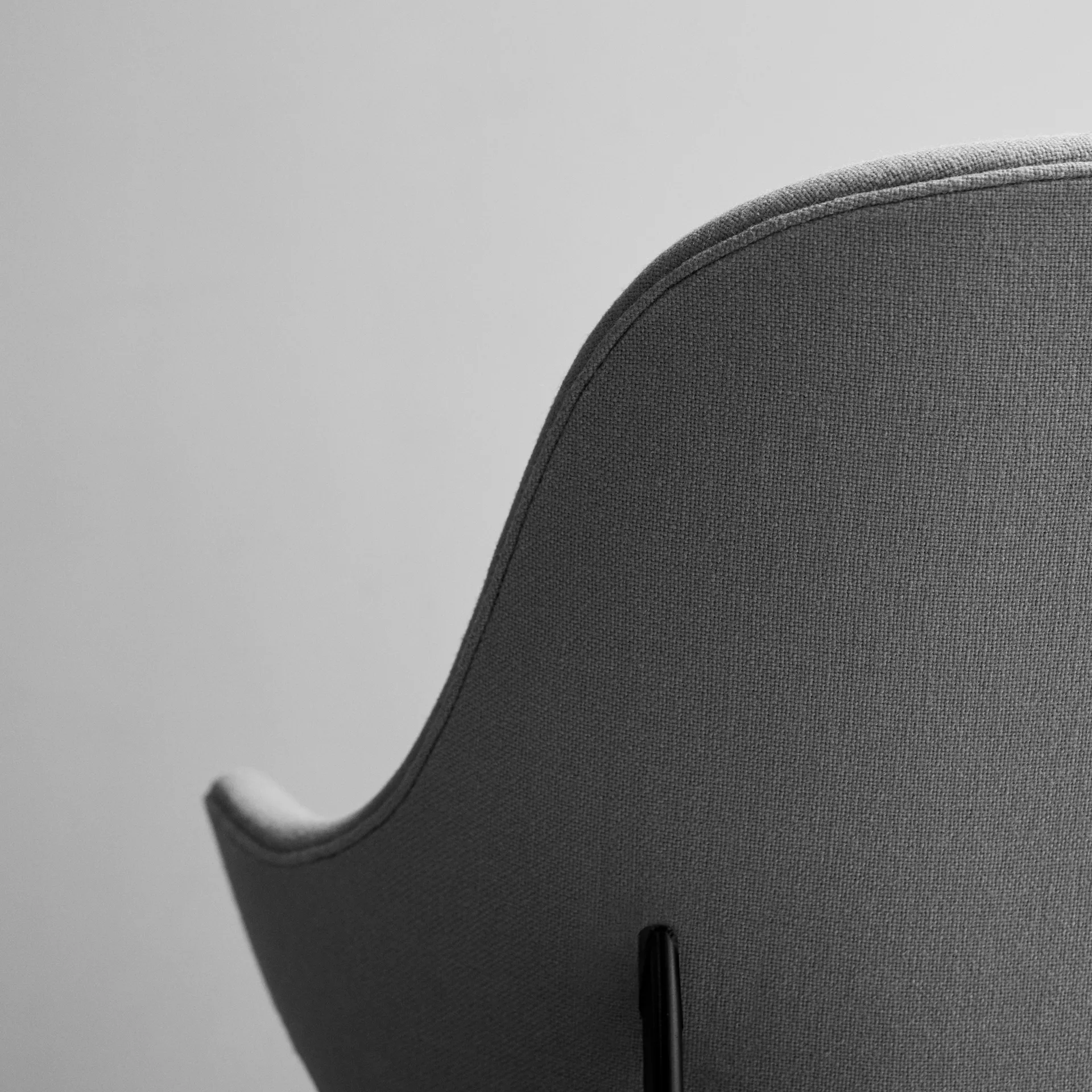 Catch JH14 loungestol, tekstil hallingdal 110 grey, sortlakkert stålunderstell &Tradition