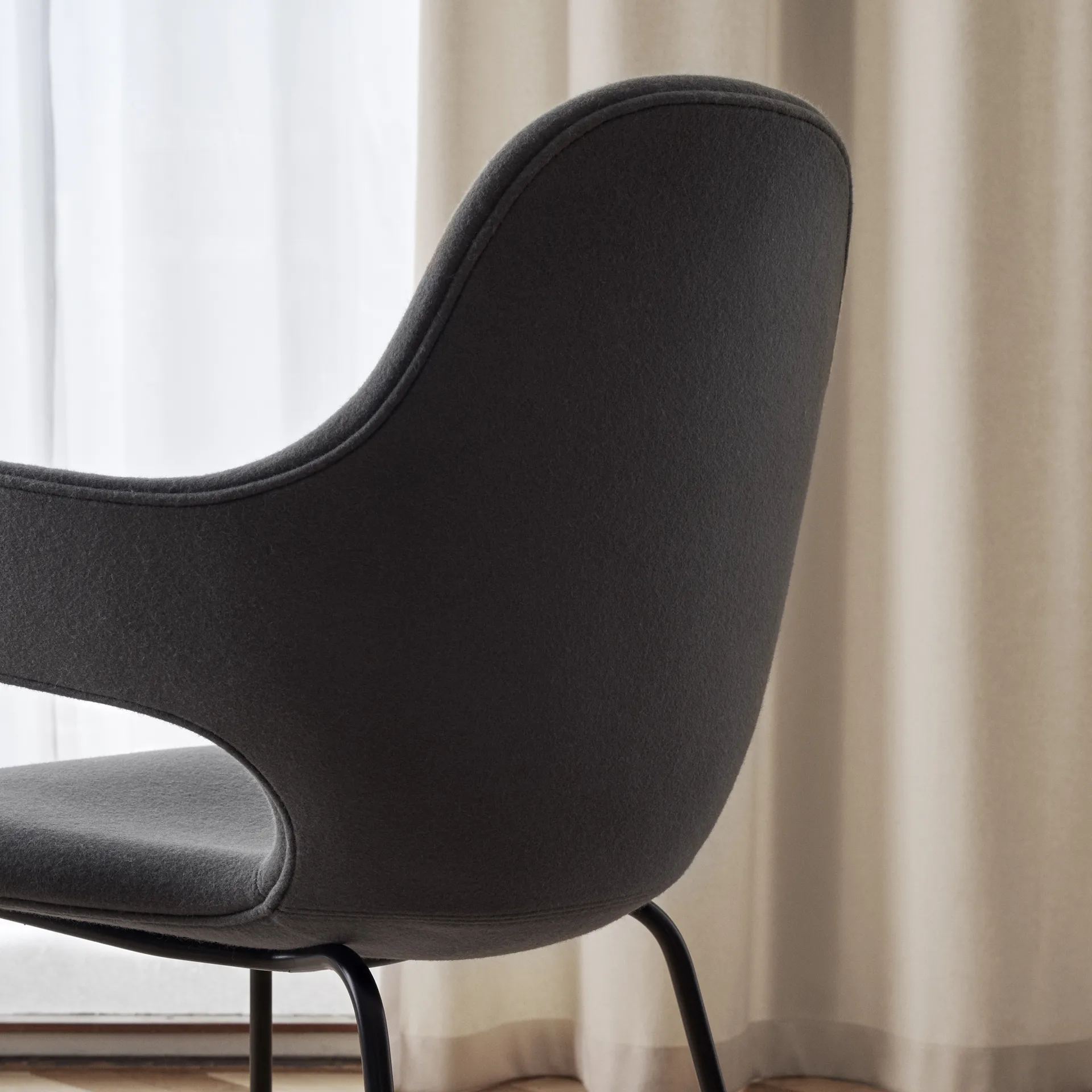 Catch JH15 stol, Divina 584 red-sortlakkert stål &Tradition