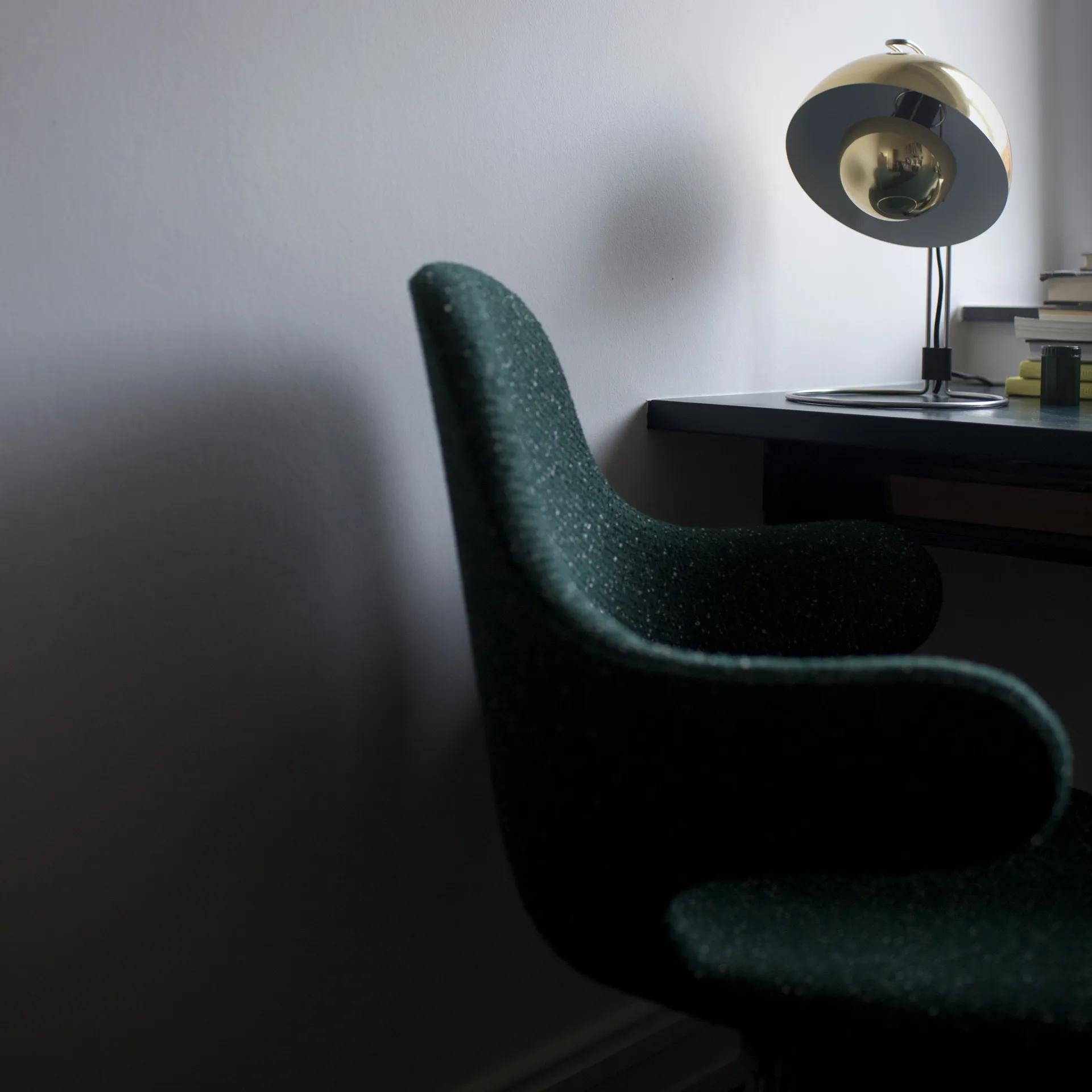 Catch JH15 stol, Divina 584 red-sortlakkert stål &Tradition