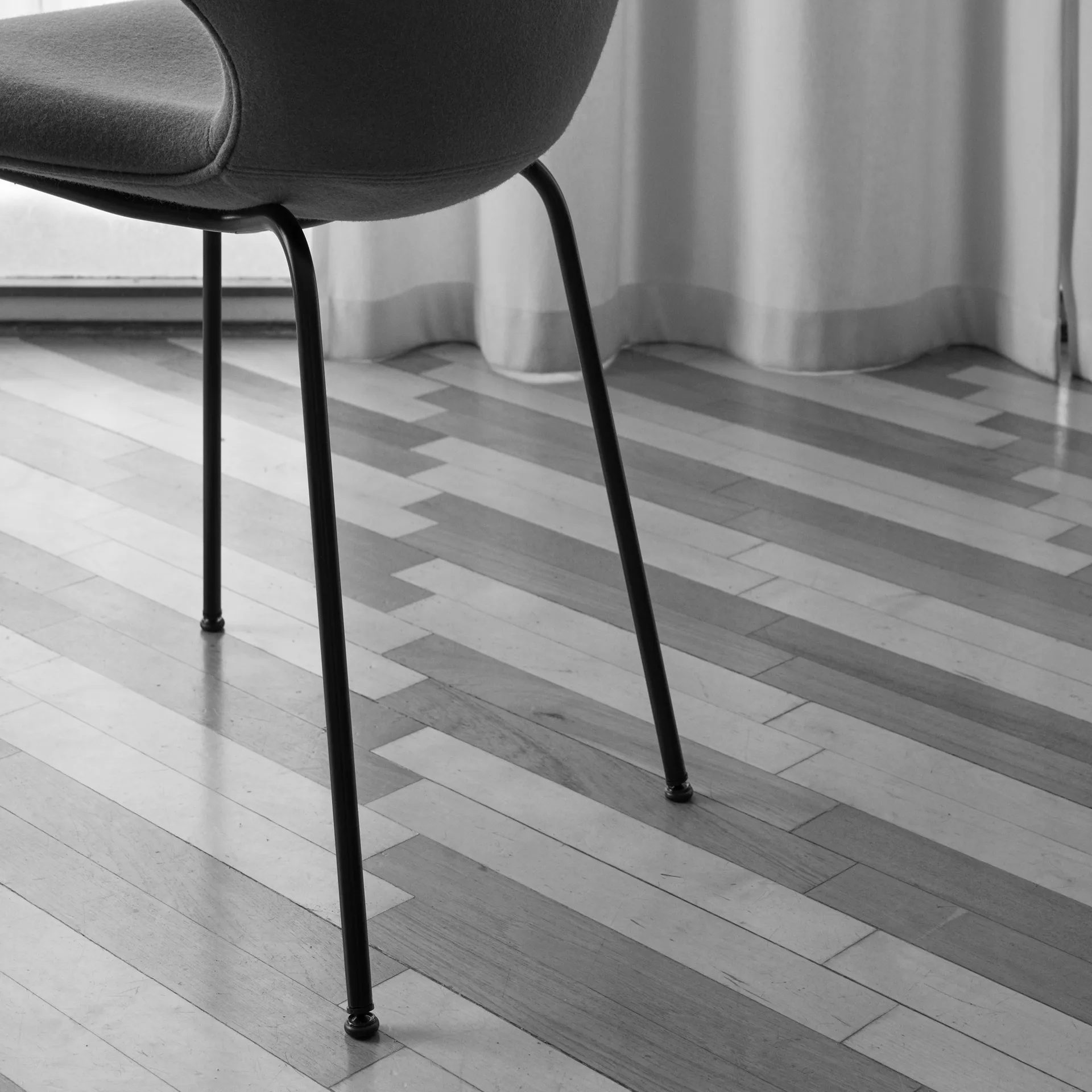 Catch JH15 stol, Divina 584 red-sortlakkert stål &Tradition