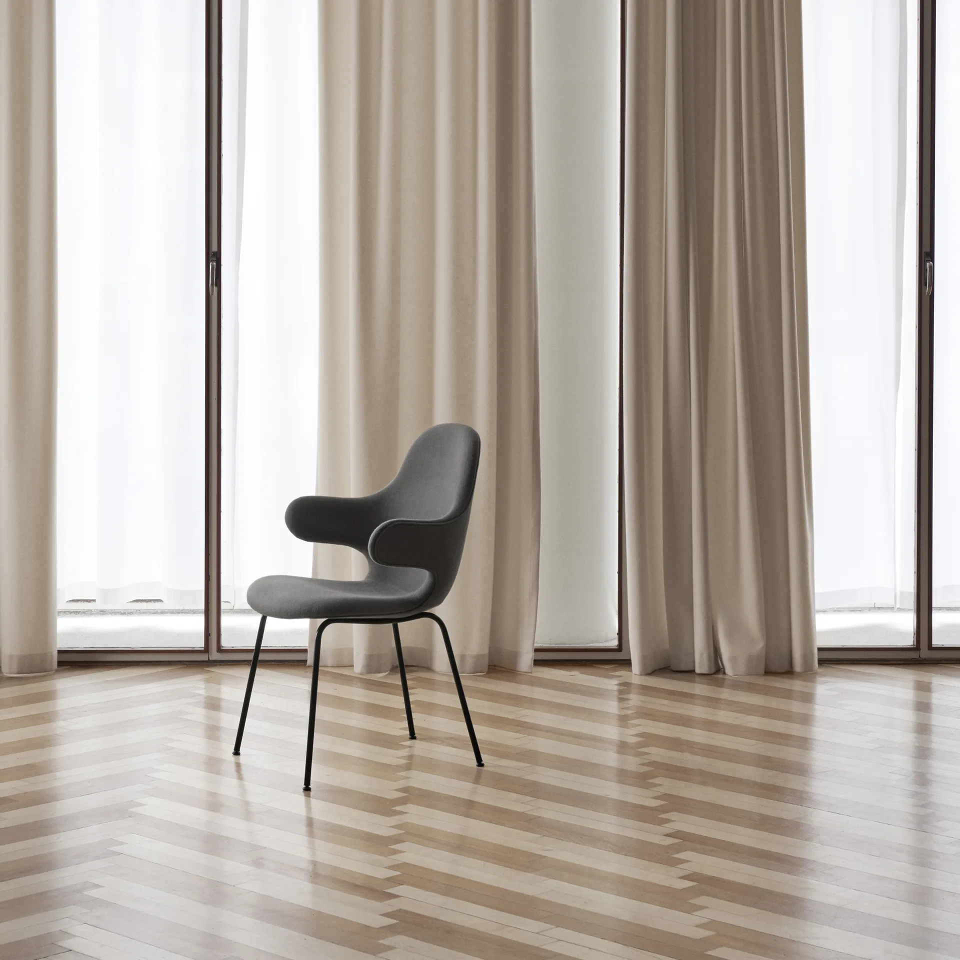 Catch JH15 stol, Divina 584 red-sortlakkert stål &Tradition