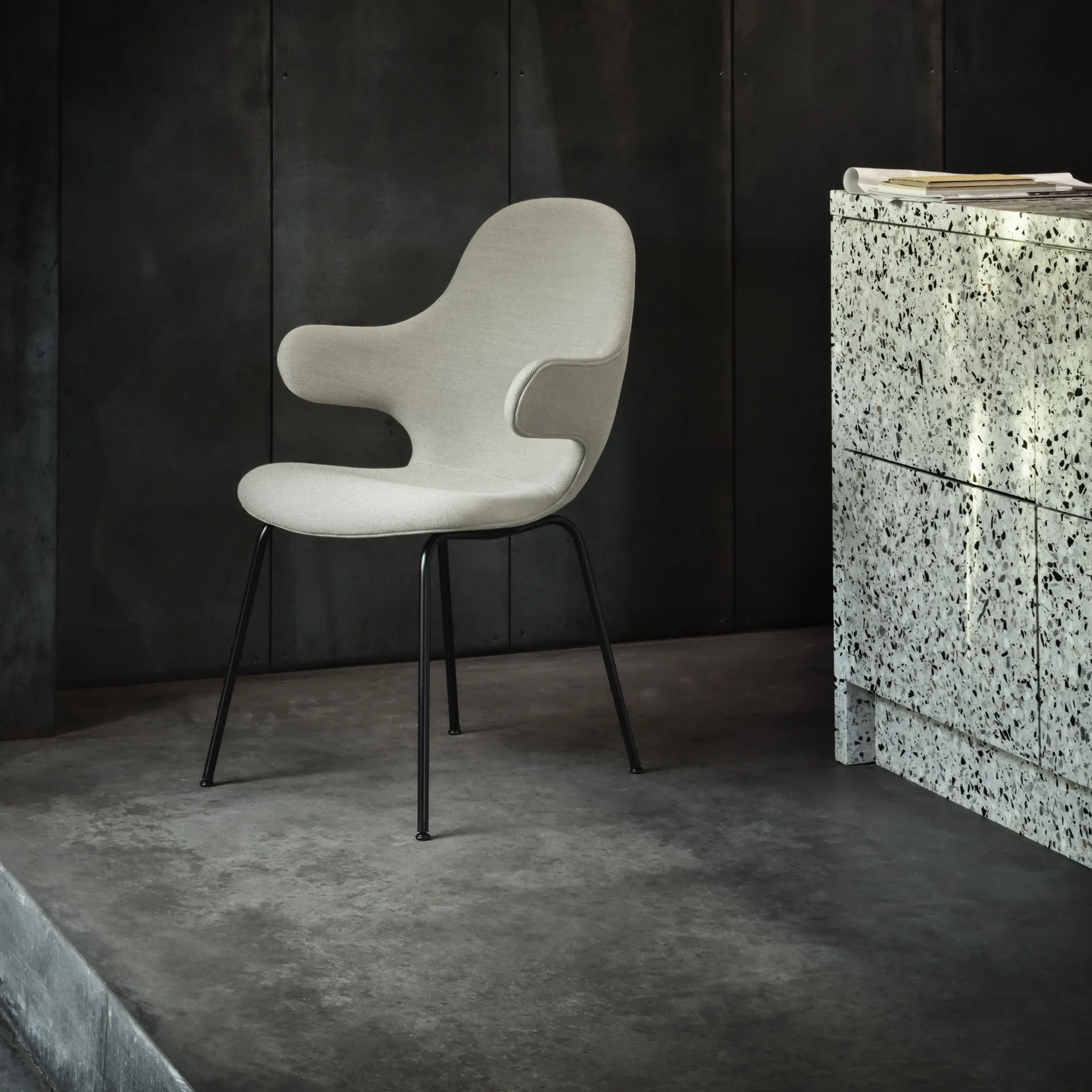 Catch JH15 stol, Divina 584 red-sortlakkert stål &Tradition