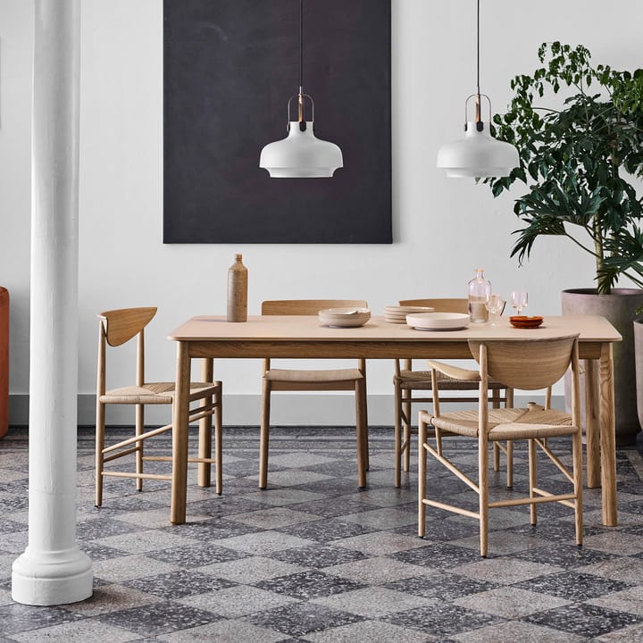 Drawn stol HM4 med armstøtte - Hvitoljet eik - &Tradition