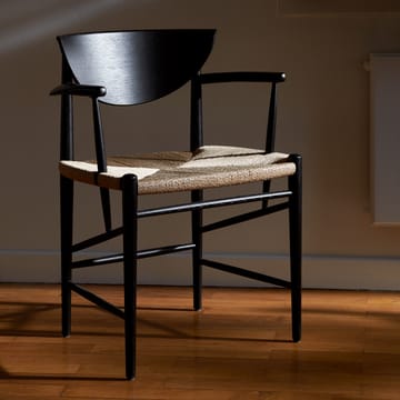 Drawn stol HM4 med armstøtte - Svart eik - &Tradition