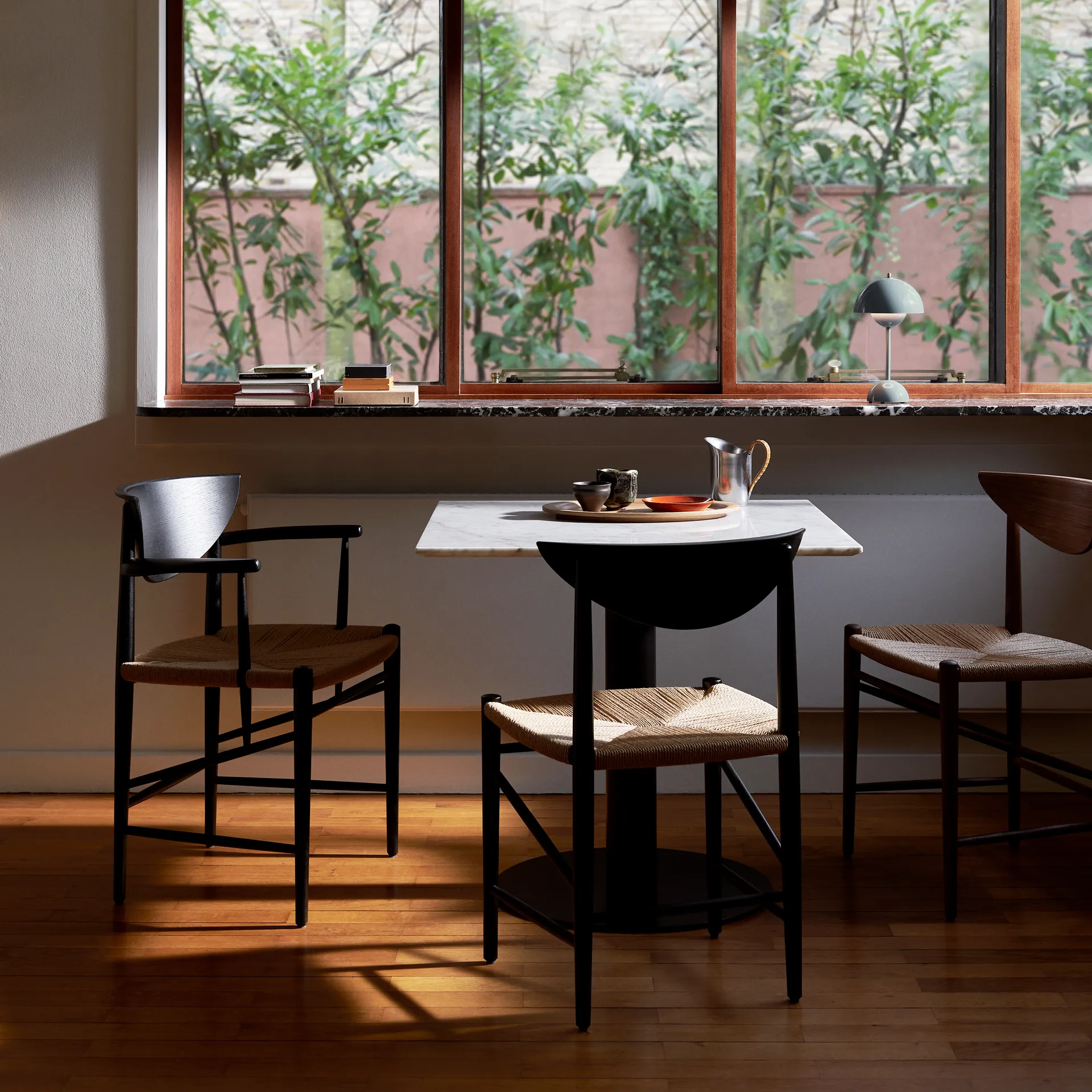 Drawn stol HM4 med armstøtte, Svart eik &Tradition