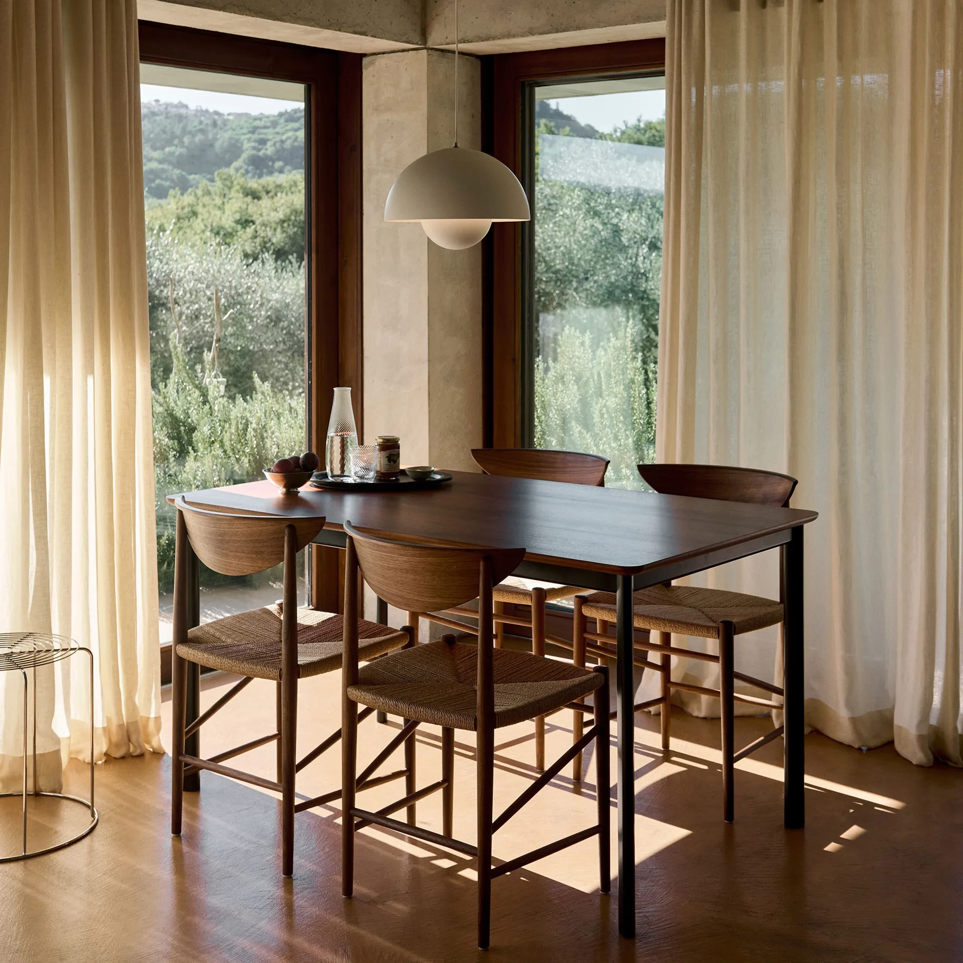 Drip HW115 spisebord 83x143 cm, Black frame-clear lacq. walnut &Tradition