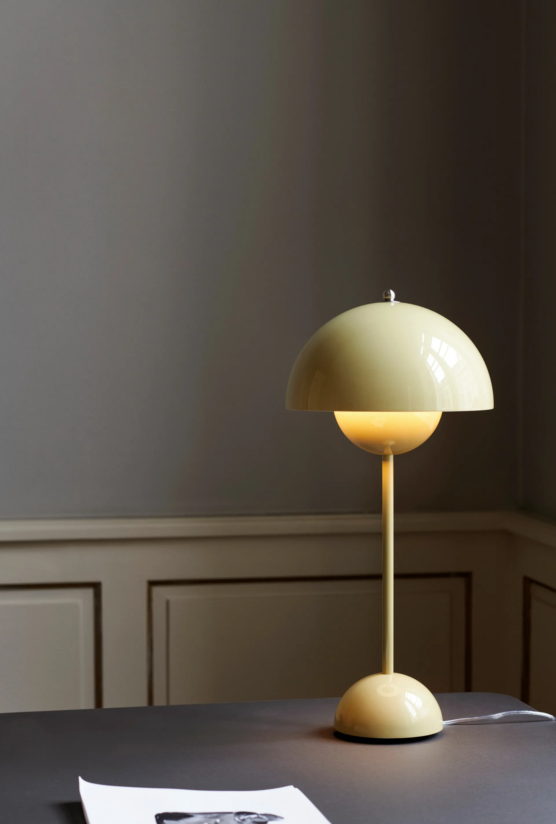 FlowerPot VP3 bordlampe, Pale sand &Tradition