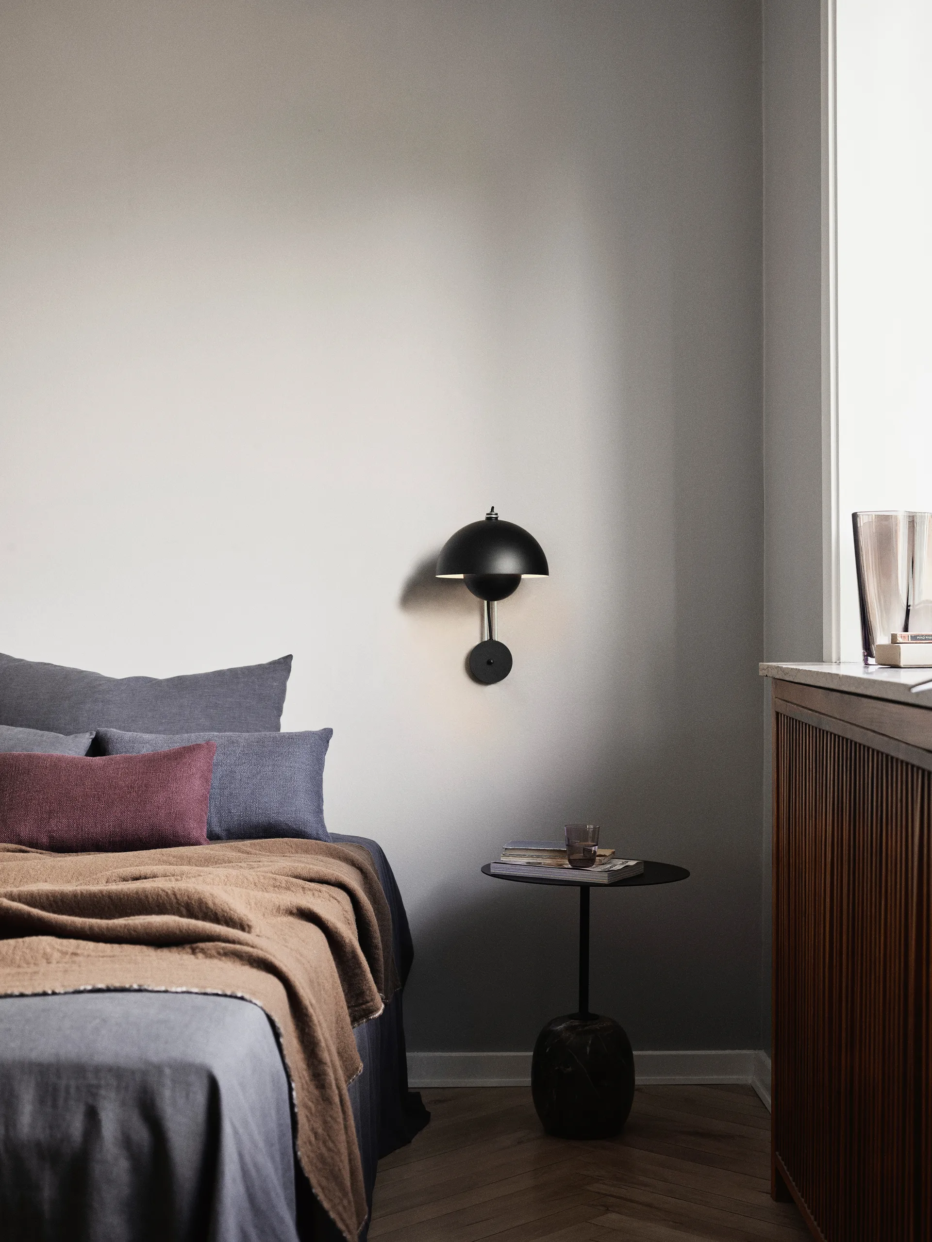 Flowerpot VP8 vegglampe, Matt black &Tradition