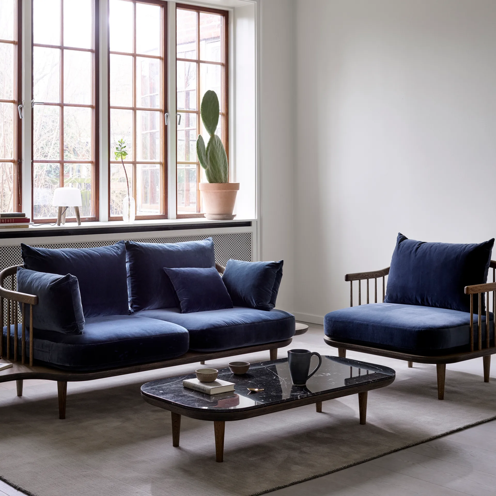 Fly bord SC5, røkt oljet eik + svart marmor &Tradition