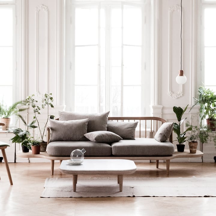 Fly SC3 sofa, Tekstil hot madison 094 lysegrå, hvitoljet eikestativ og sidebord &Tradition