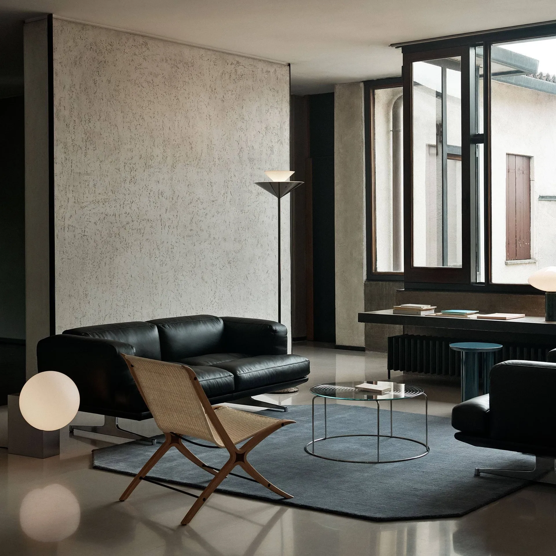 Gio LN 28 gulvlampe, Mørk krom, marmor &Tradition